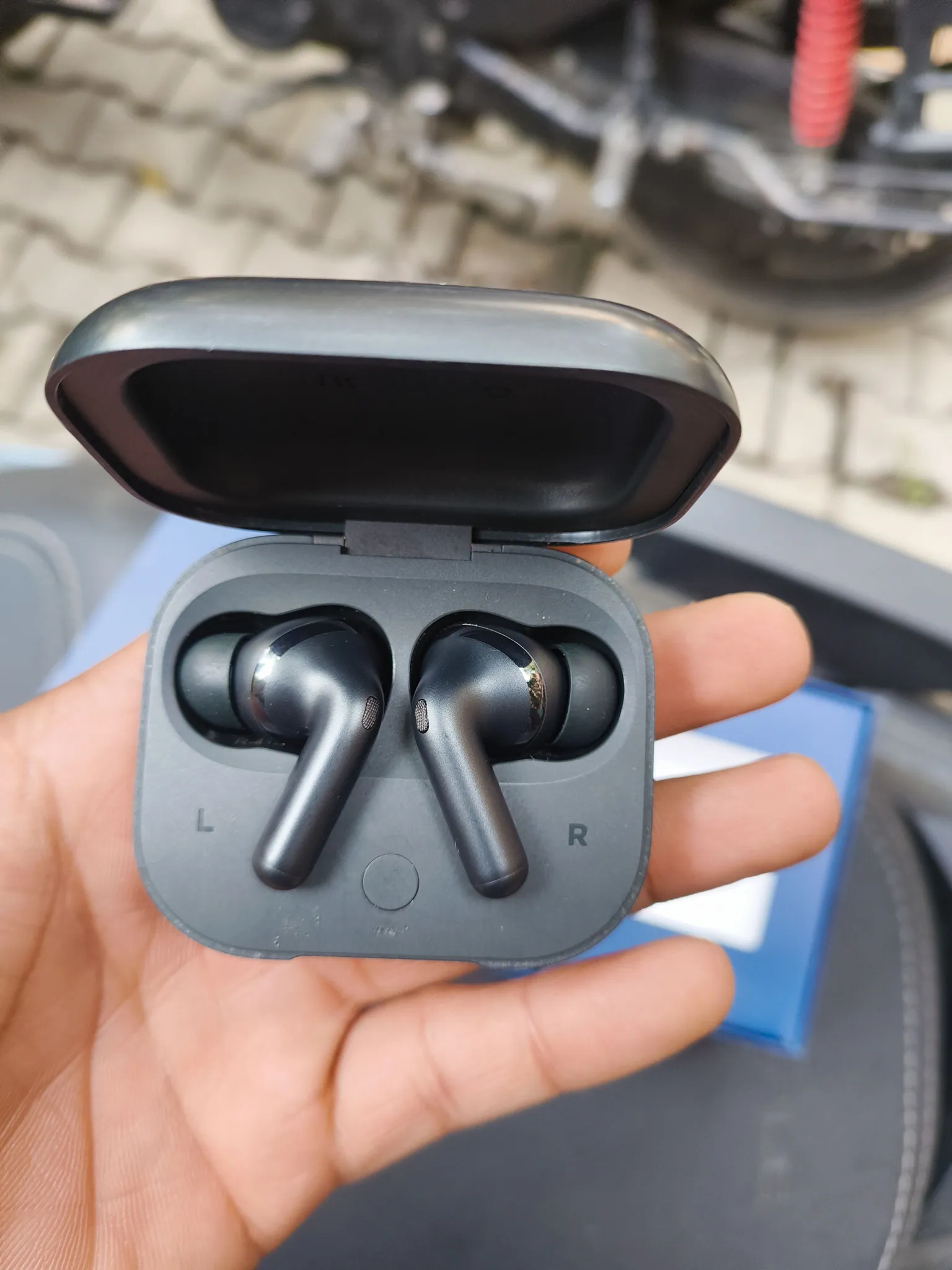 Buy used Moto Buds Plus Fully Working Wireless Earbuds Black online on Resellpur