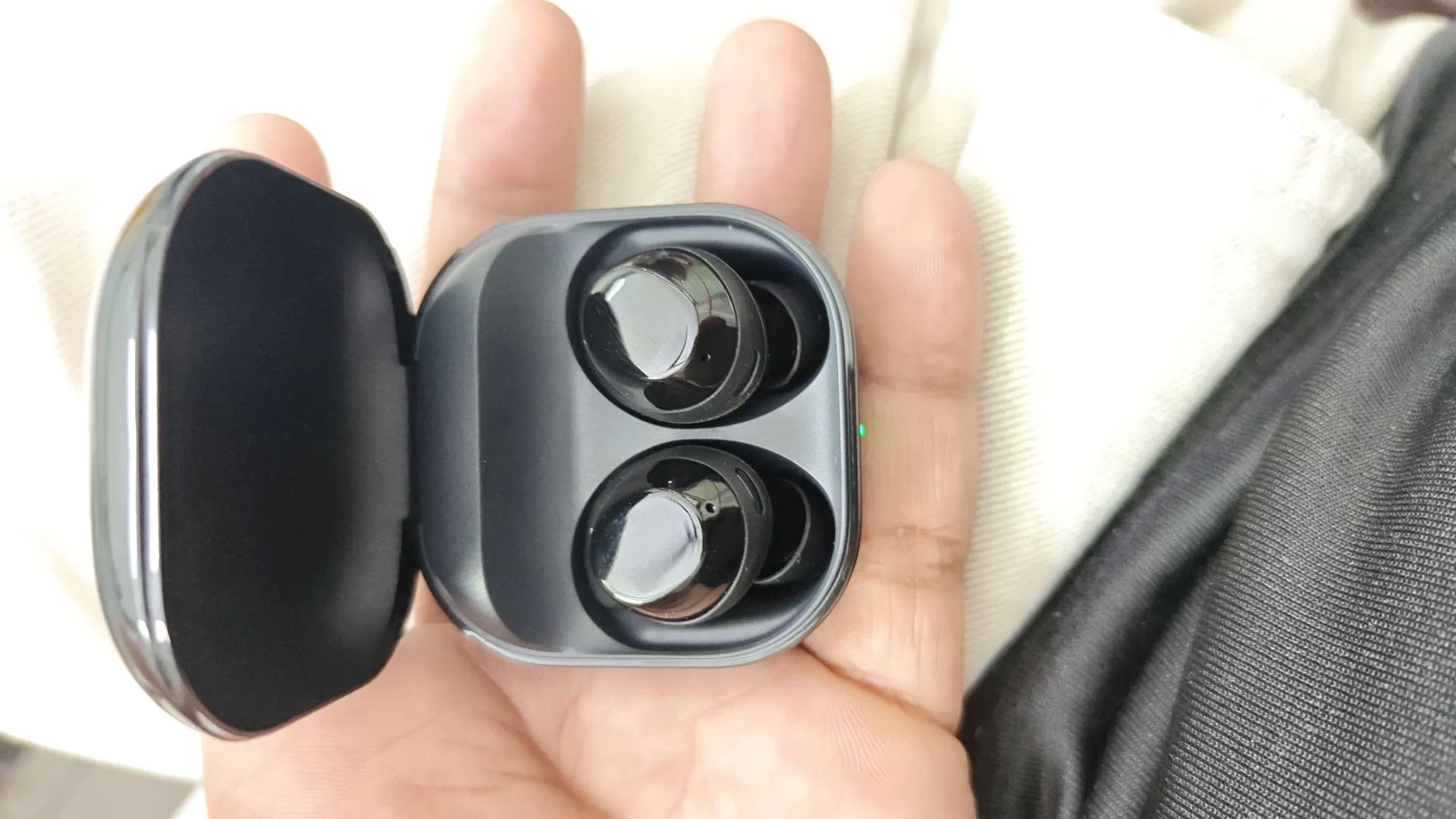 Buy used I want to sell my samsung galaxy buds core anc earbuds not even single problem 100% original online on Resellpur