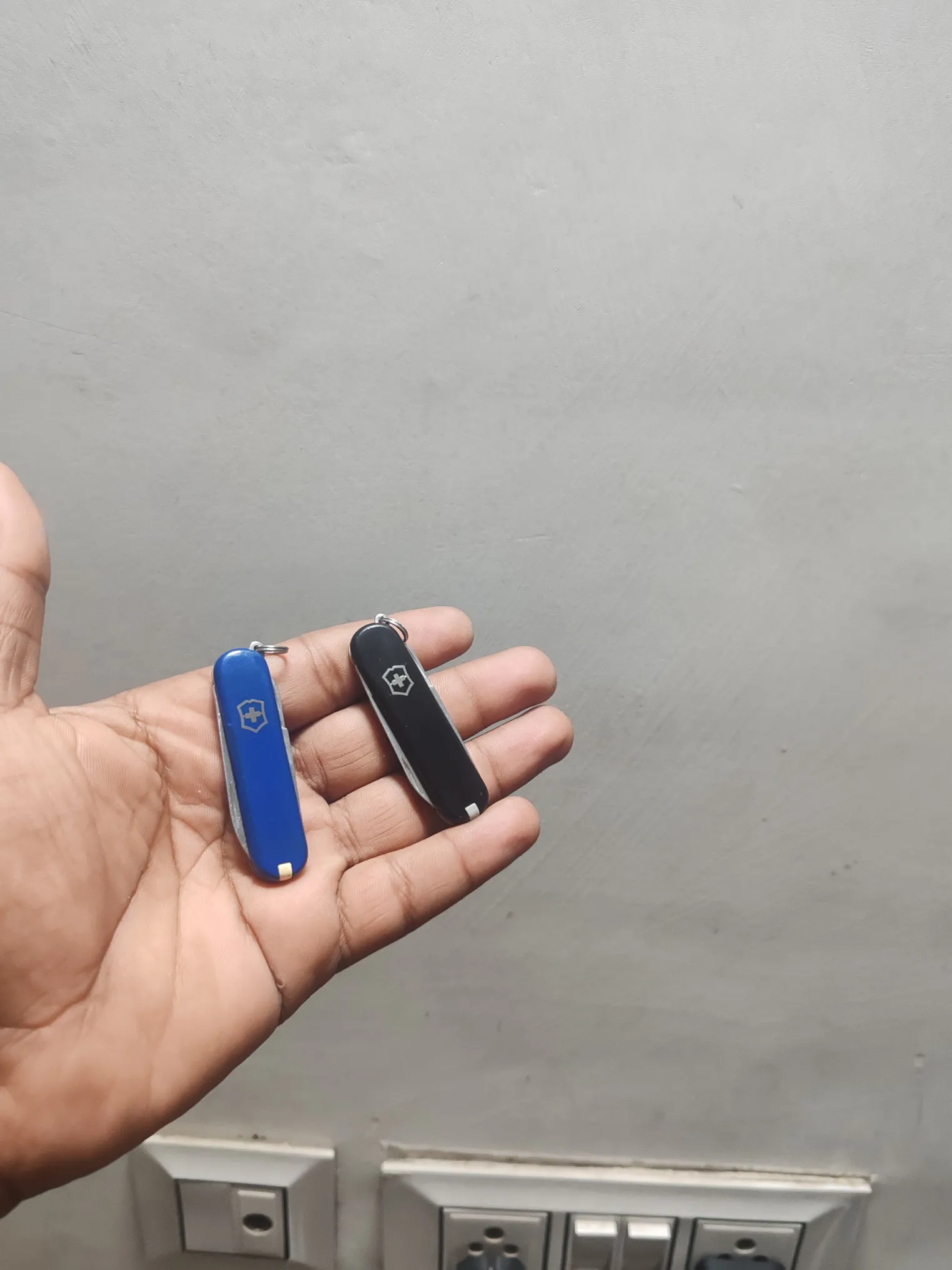 Buy used Victorinox Classic SD Combo Pre-owned EDC Multitool Blue & Black online on Resellpur