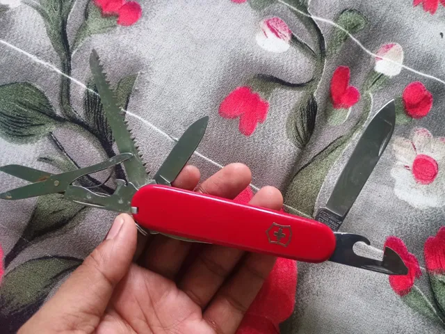 Sold second hand Victorinox Signature & Huntsman Swiss Army Knife Combo Pre-owned on Resellpur