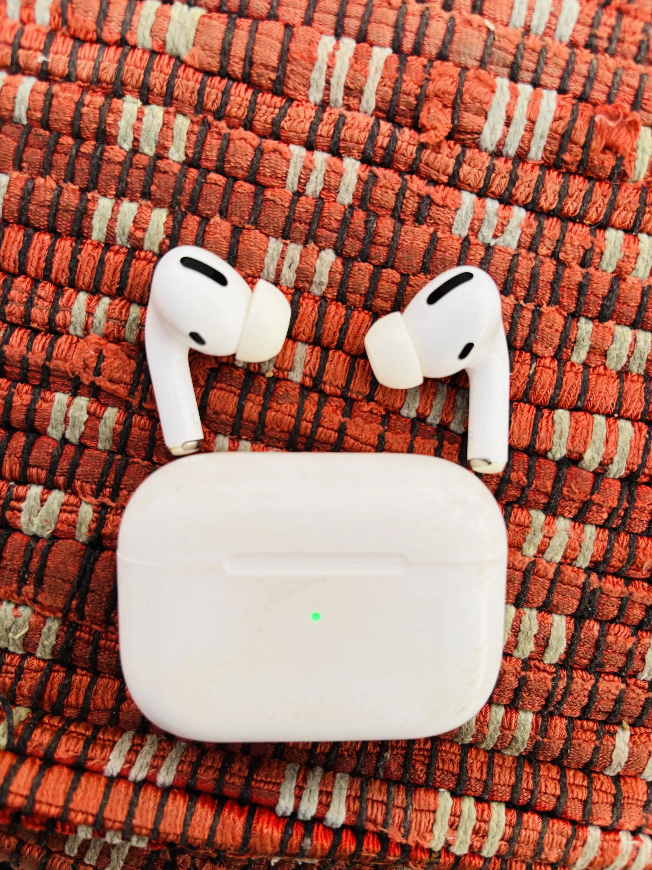 Buy used Apple Airpods Pro Used White Noise Cancellation Issue (master copy) online on Resellpur