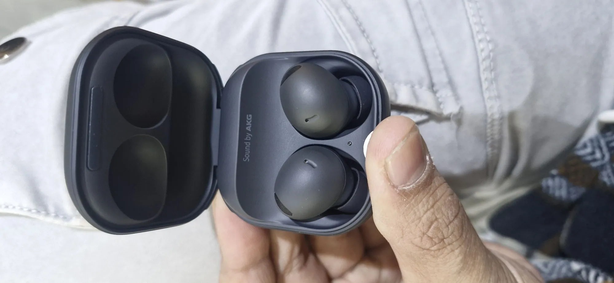 Buy used Samsung Buds 2 Pro - Used - Unisex - Earbuds - Black online on Resellpur