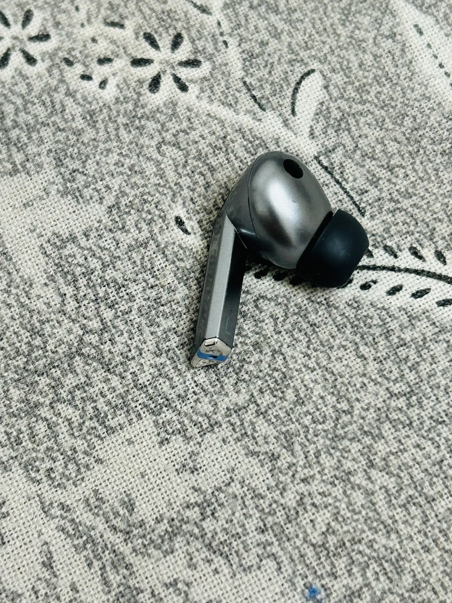 Buy used Samsung Galaxy Buds3 Pro Left Earbud, Good Condition, Metallic Grey online on Resellpur