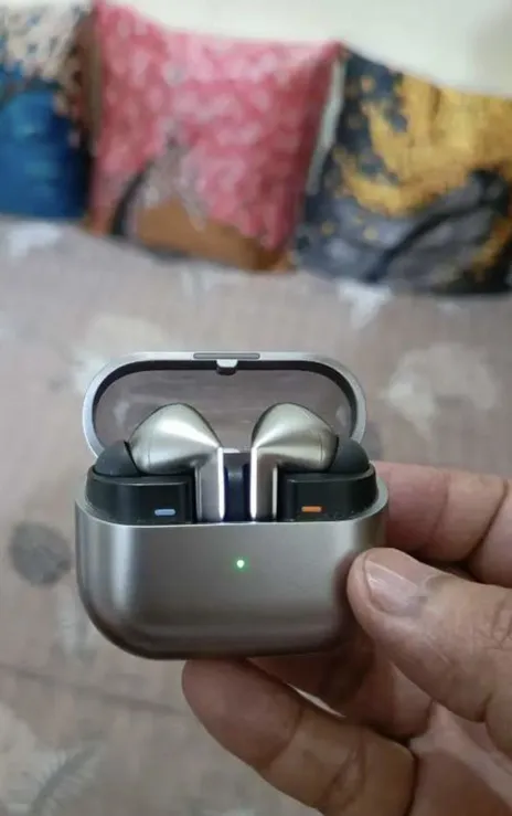 Sold second hand Samsung Galaxy Buds3 Pro - Used - Unisex - Wireless Earbuds - Silver - on Resellpur