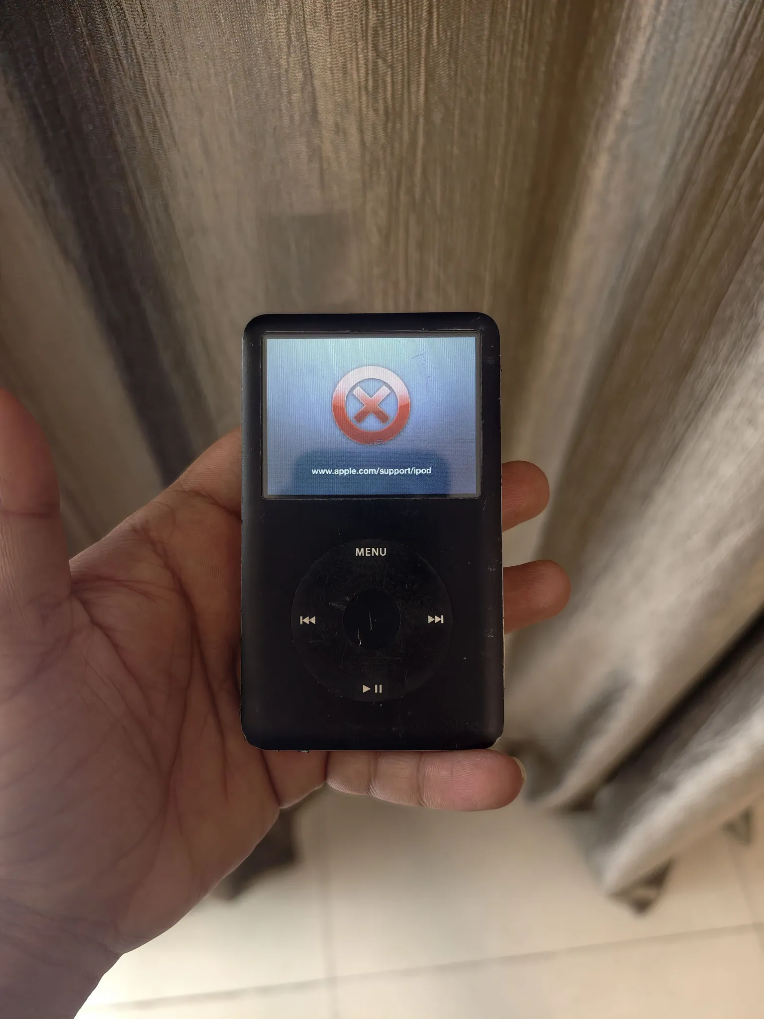 Buy used Apple ipod classic 6th Gen 160GB with red cross issue online on Resellpur