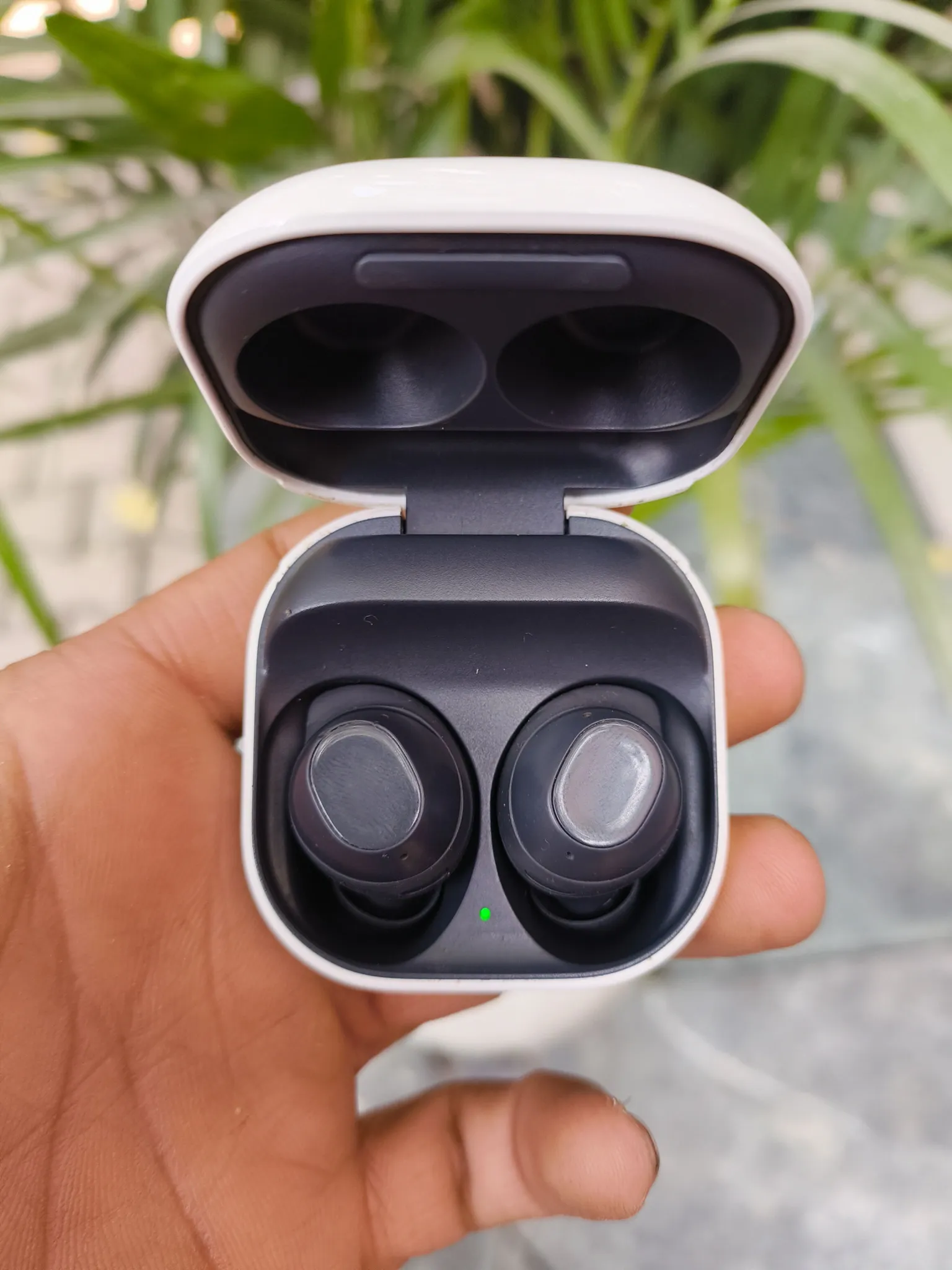 Buy used Samsung Galaxy Buds Fe - Working Condition - Wireless Earbuds - White online on Resellpur