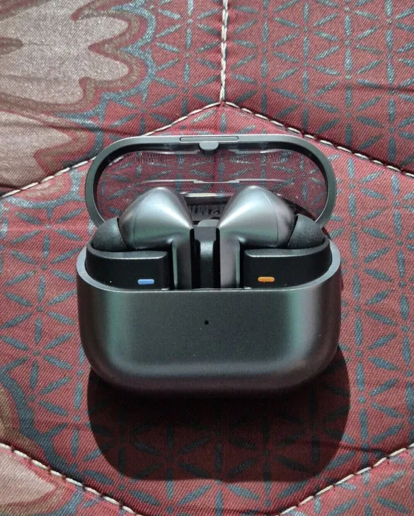 Samsung Galaxy Buds3 Pro - Used - Unisex - Earbuds - Gray - - AI Sound Customization