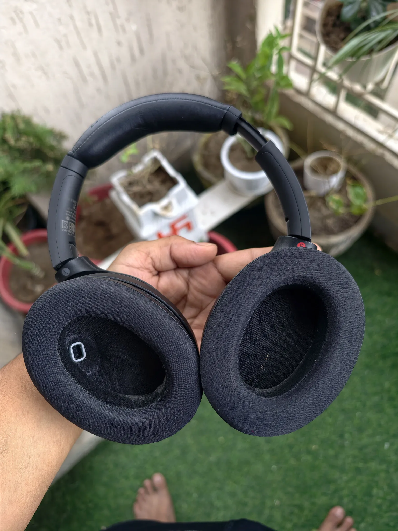 Buy used Sony XM4 Headphones In Good Condition online on Resellpur