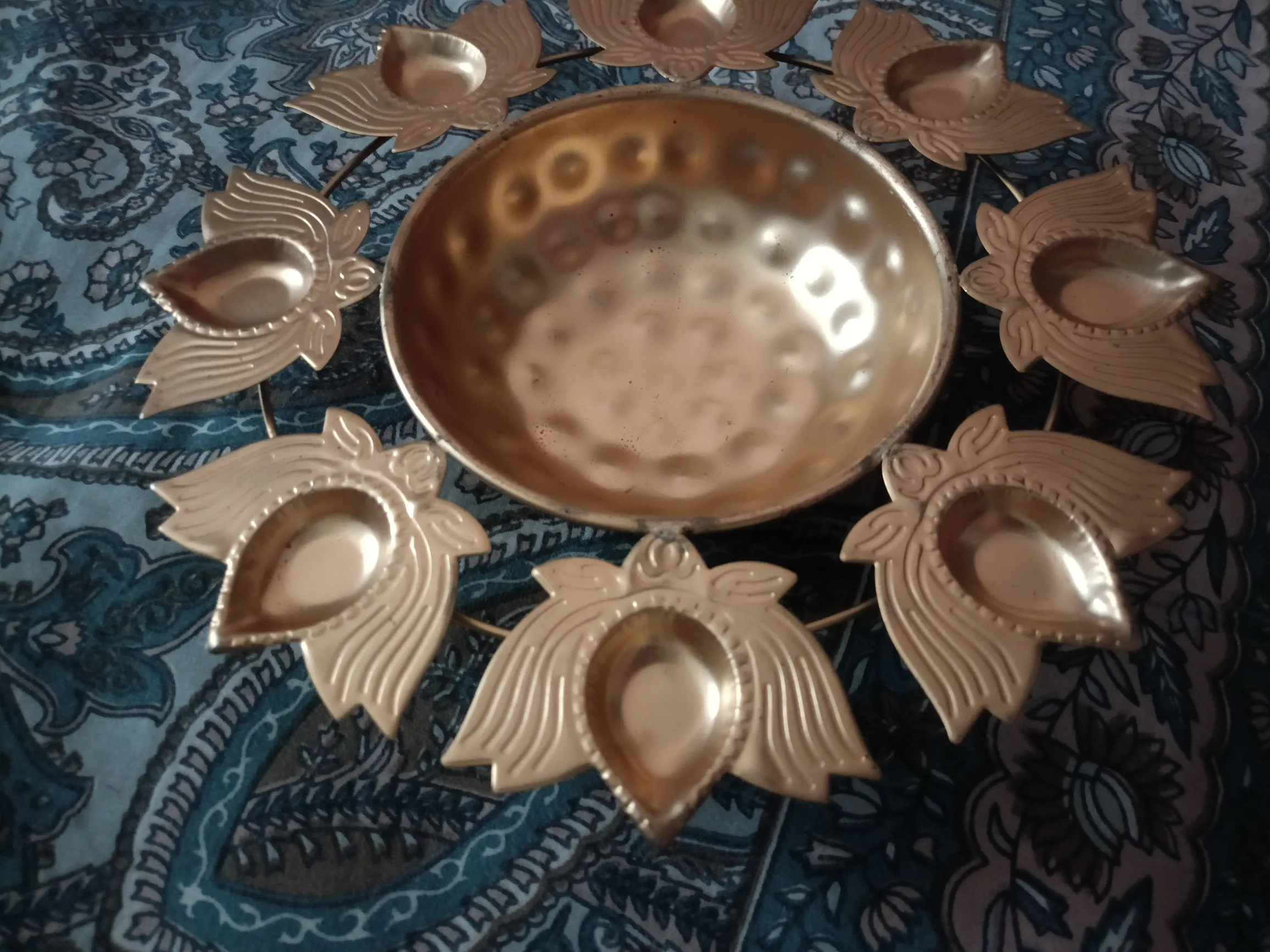 Buy used Hastkala Decorative Urli Set For Home Decor - Gold - 12" Diameter online on Resellpur