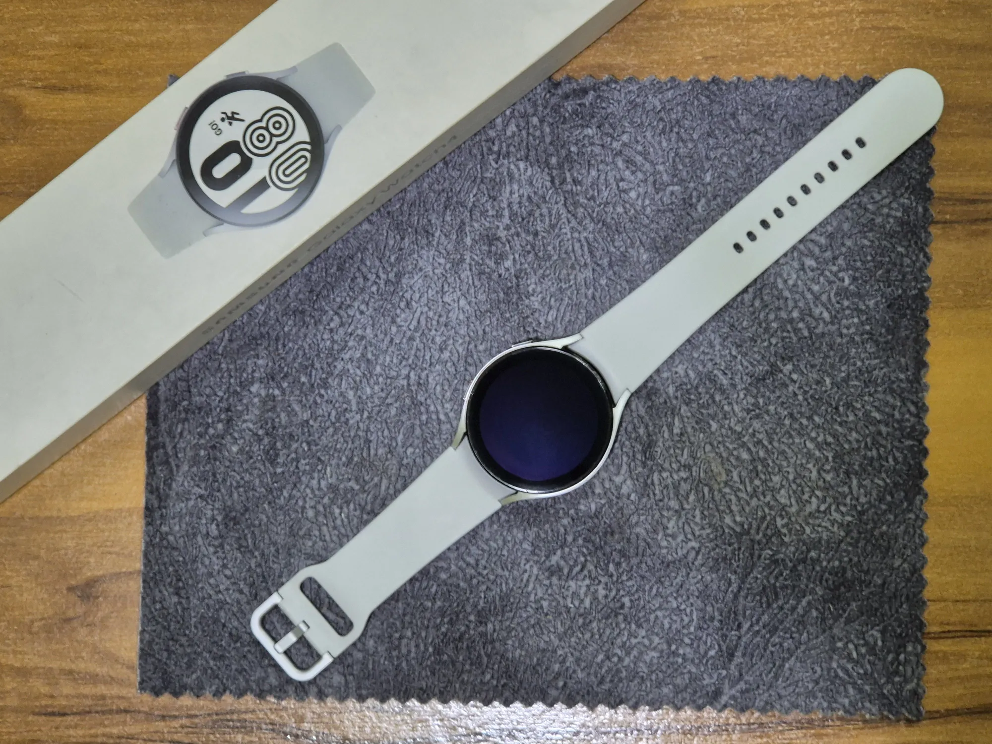 Buy used Samsung Galaxy Watch 4 Silver Bluetooth Wi-fi Smart Watch With Straps online on Resellpur