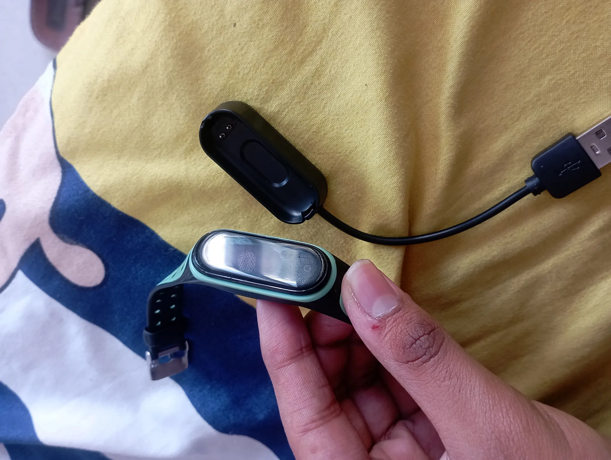 Buy used Xiaomi Smart Band 4 - Good Condition - Fitness Tracker - Black/blue - Original Charger Included online on Resellpur