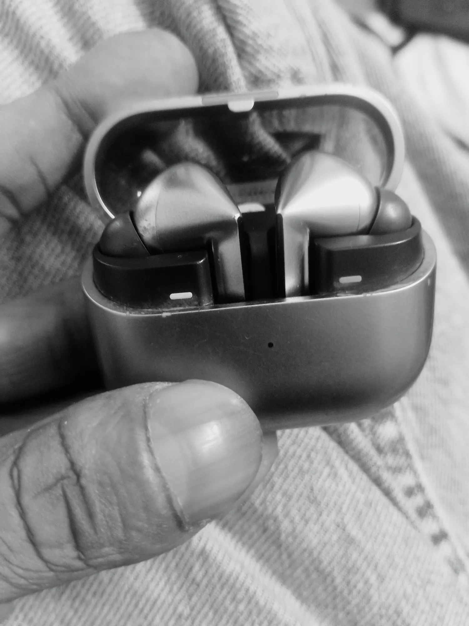 Sold second hand Samsung Buds 3 Pro - Used - Unisex - Wireless Earbuds - Silver - on Resellpur