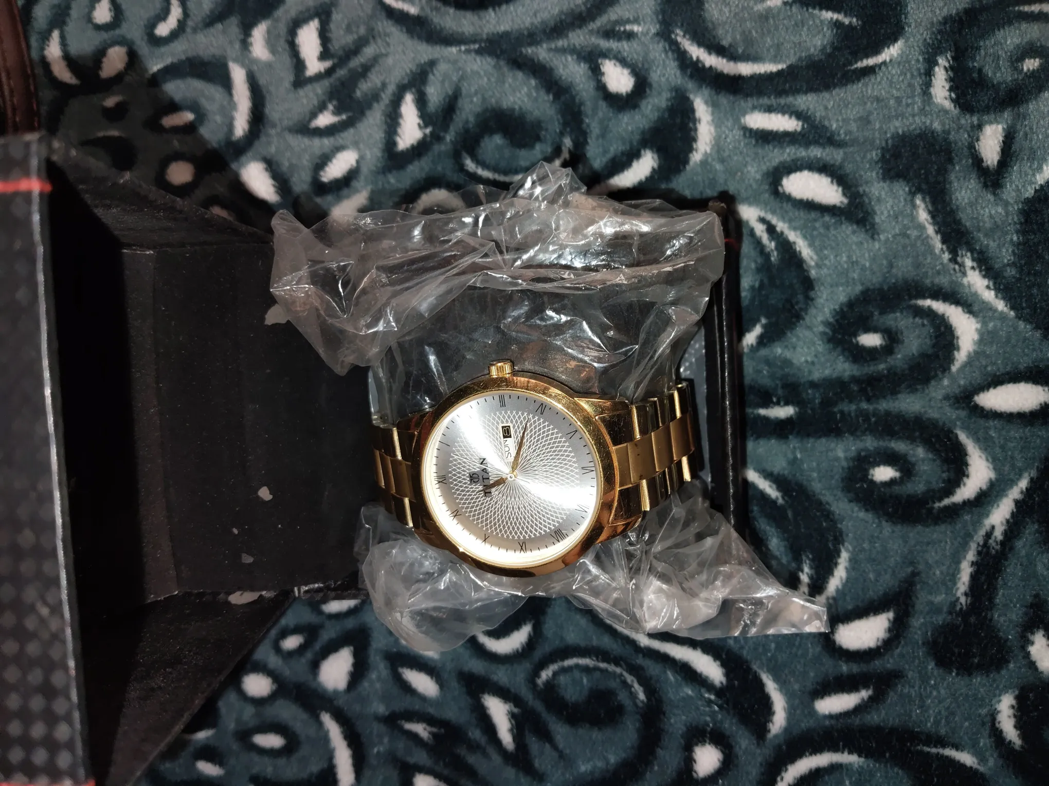 Titan Watch - Used - Unisex - Gold - Size: Standard - Needs Battery Replacement