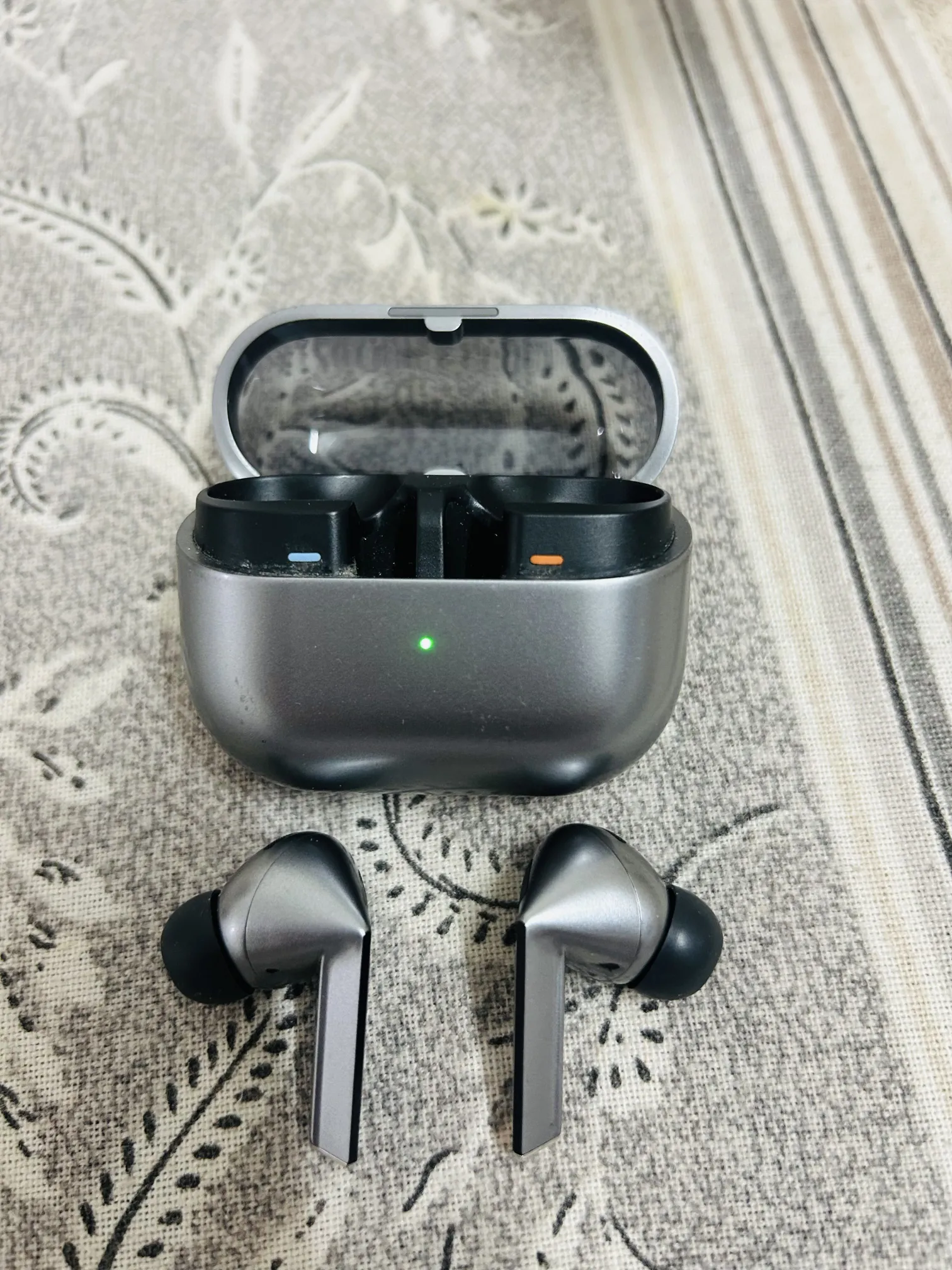 Sold second hand Samsung Galaxy Buds3 Pro, Good Condition, Grey Black Earbuds on Resellpur