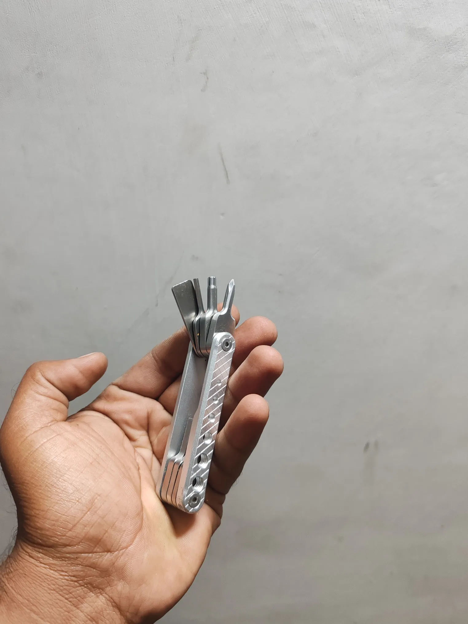 Sold second hand Smallrig Like New Multi Tool Kit | EDC Screwdriver Set | Silver | Compact Design on Resellpur