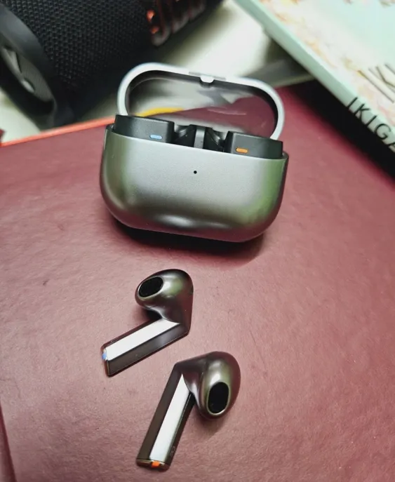 Buy used Samsung Galaxy Buds3 - Used - Unisex - Earbuds - Gray - - AI Sound Customization online on Resellpur