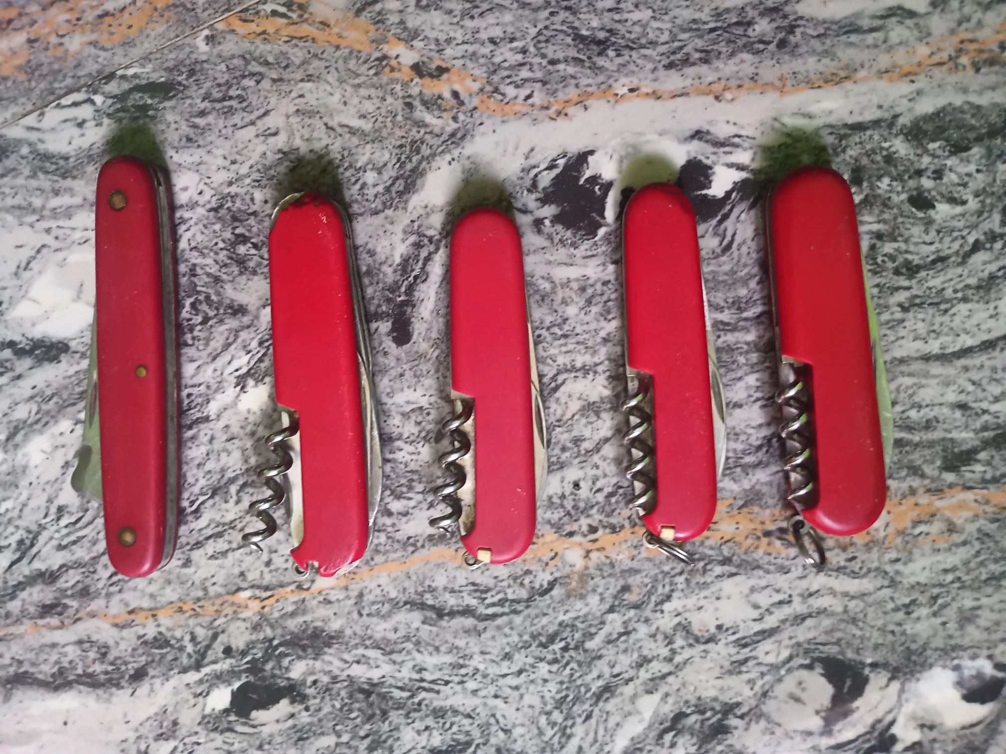 Buy used Victorinox & Wenger Swiss Army Knife Bundle – 5 Pieces Red online on Resellpur