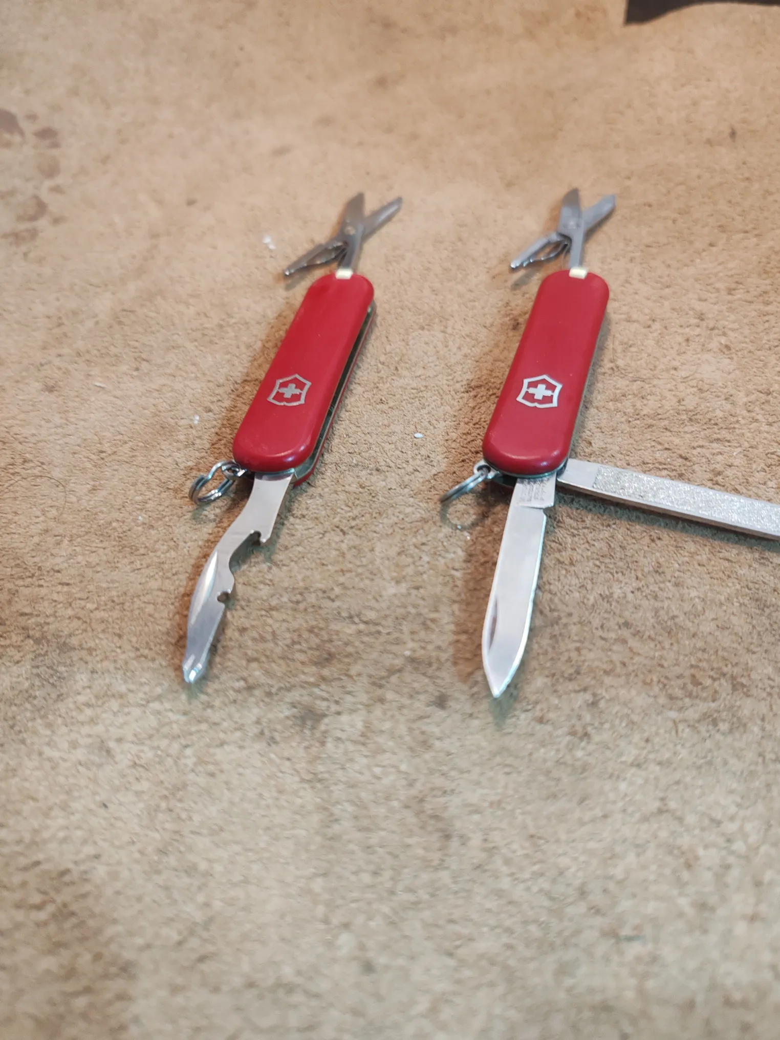 Buy used Victorinox Classic SD + Jetsetter Combo Swiss Army Knife Red Silver online on Resellpur