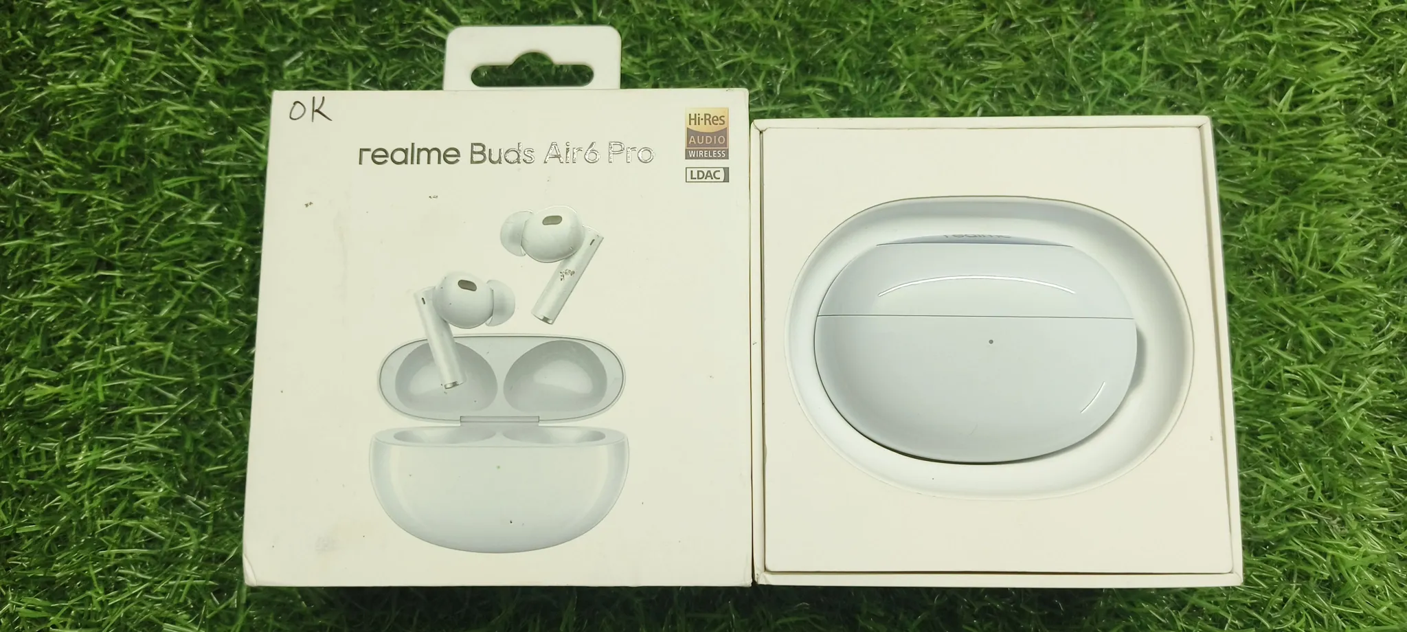 Buy used Realme Air 6 Pro Good Condition Wireless Earbuds White Dual Device Connection online on Resellpur