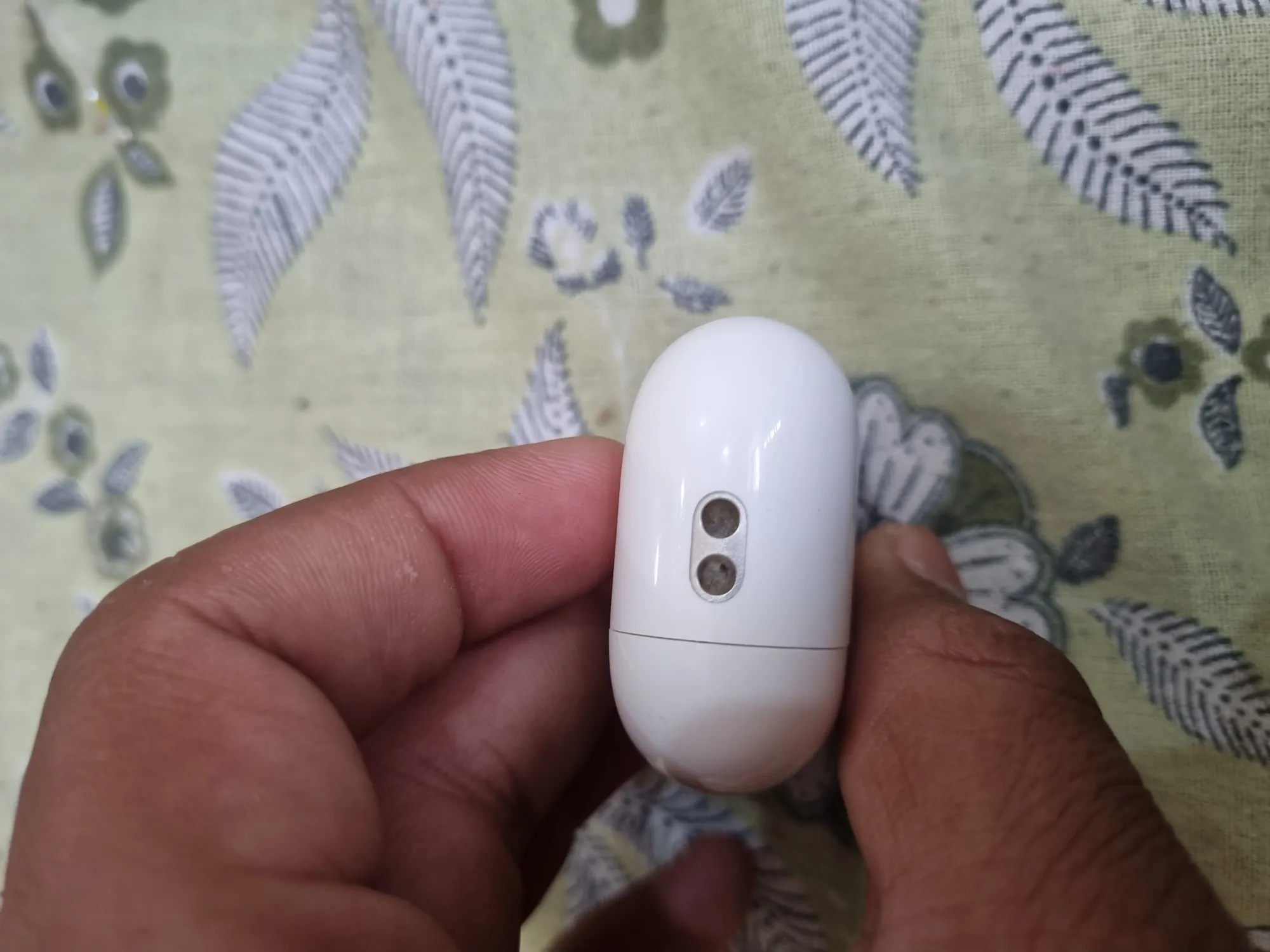 Buy used Apple Airpods Pro 2 Charging Case Cover White online on Resellpur
