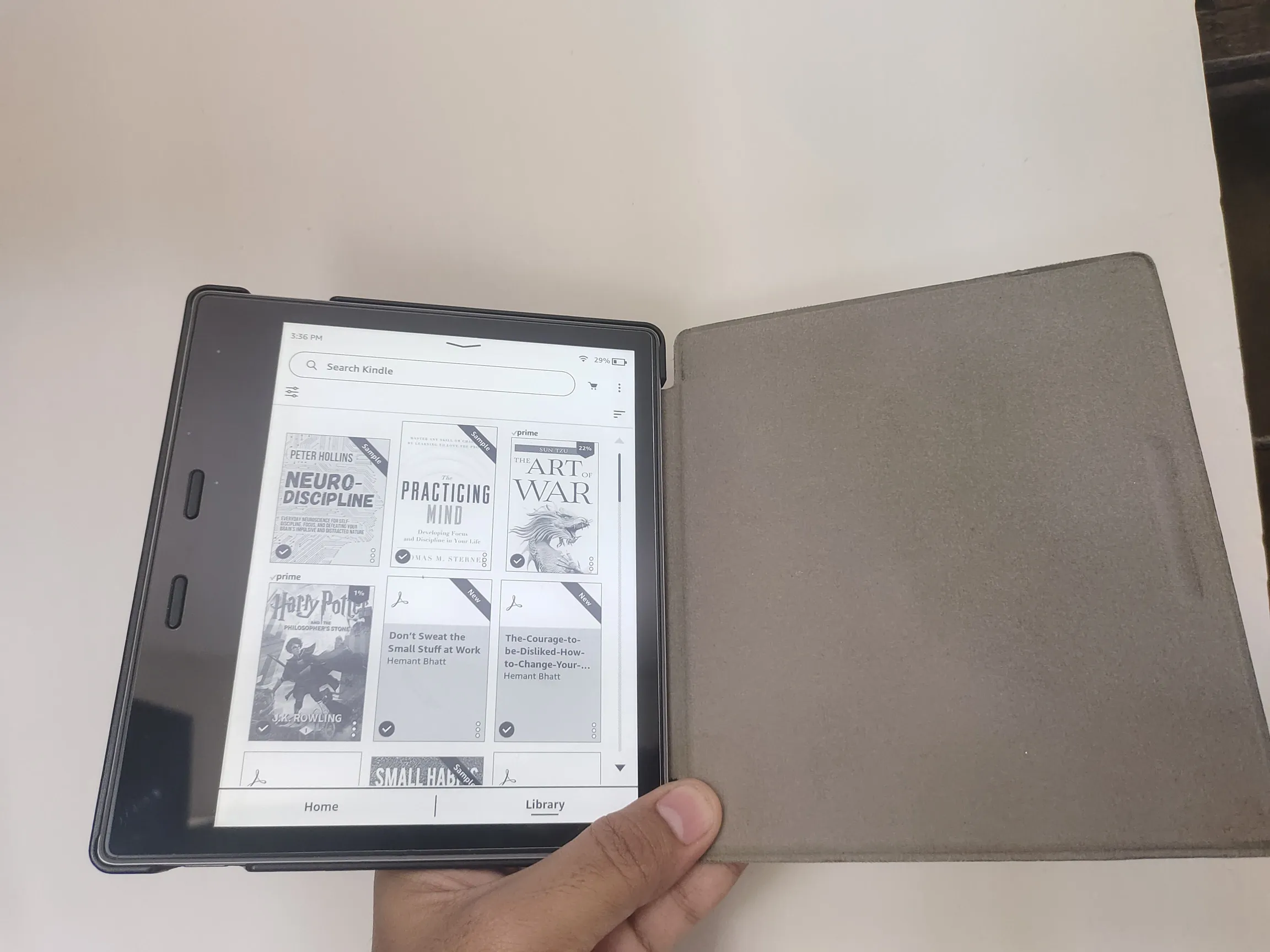 Buy used Amazon Kindle Oasis 10th Gen, 8GB, Tempered Glass, Black online on Resellpur
