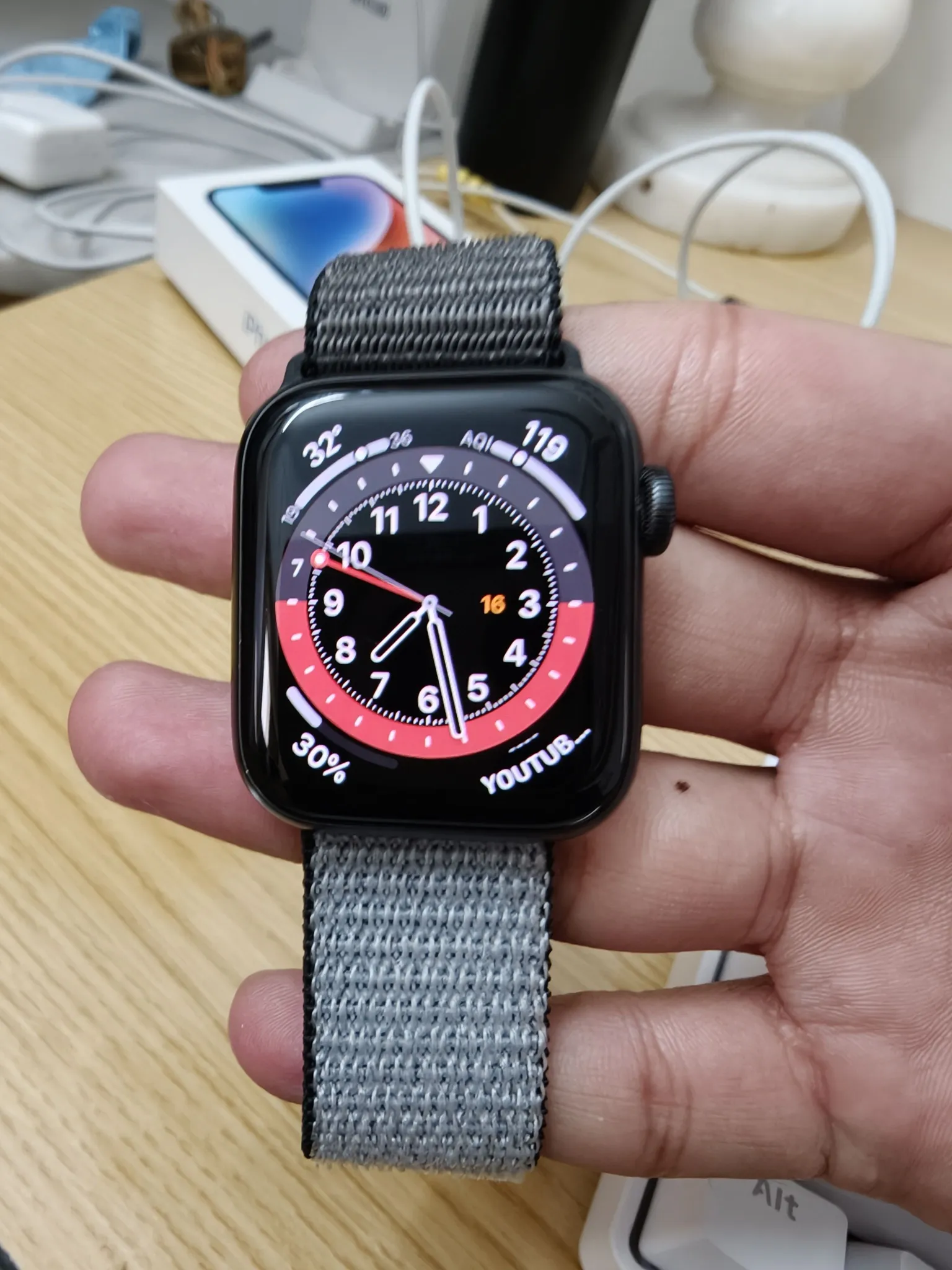 Sold second hand Apple Watch SE 40mm Refurbished, Wear And Tear, Bluetooth + Wi-fi on Resellpur