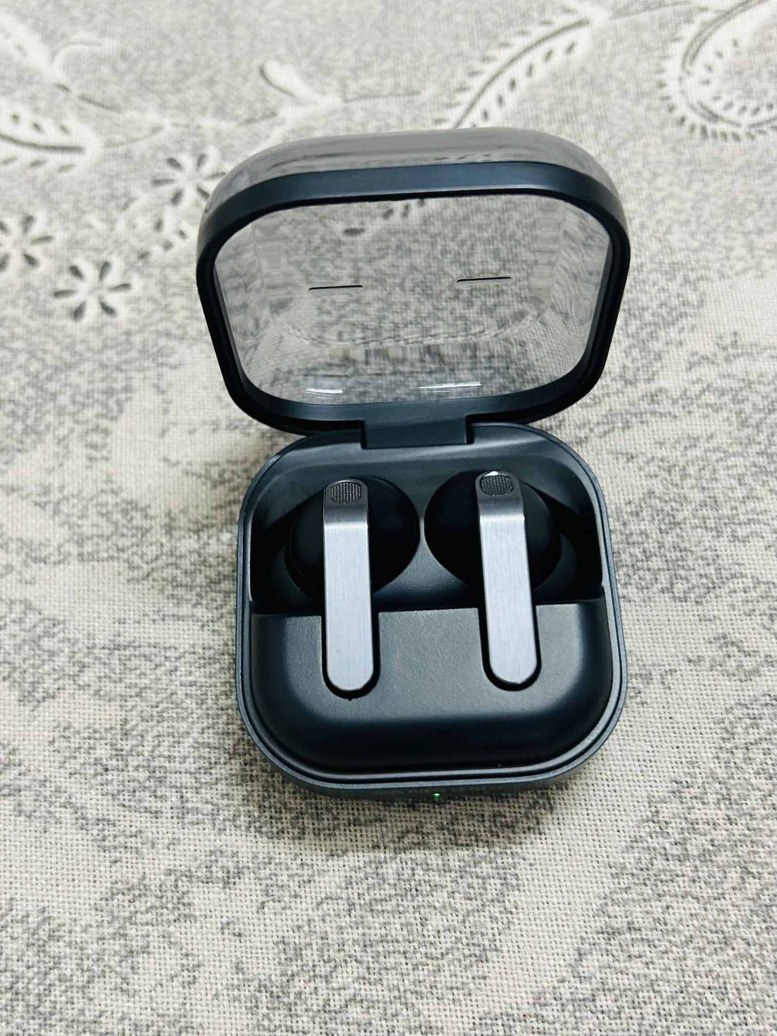 Sold second hand Samsung Galaxy Buds4 Pro Wireless Earbuds Black Silver on Resellpur