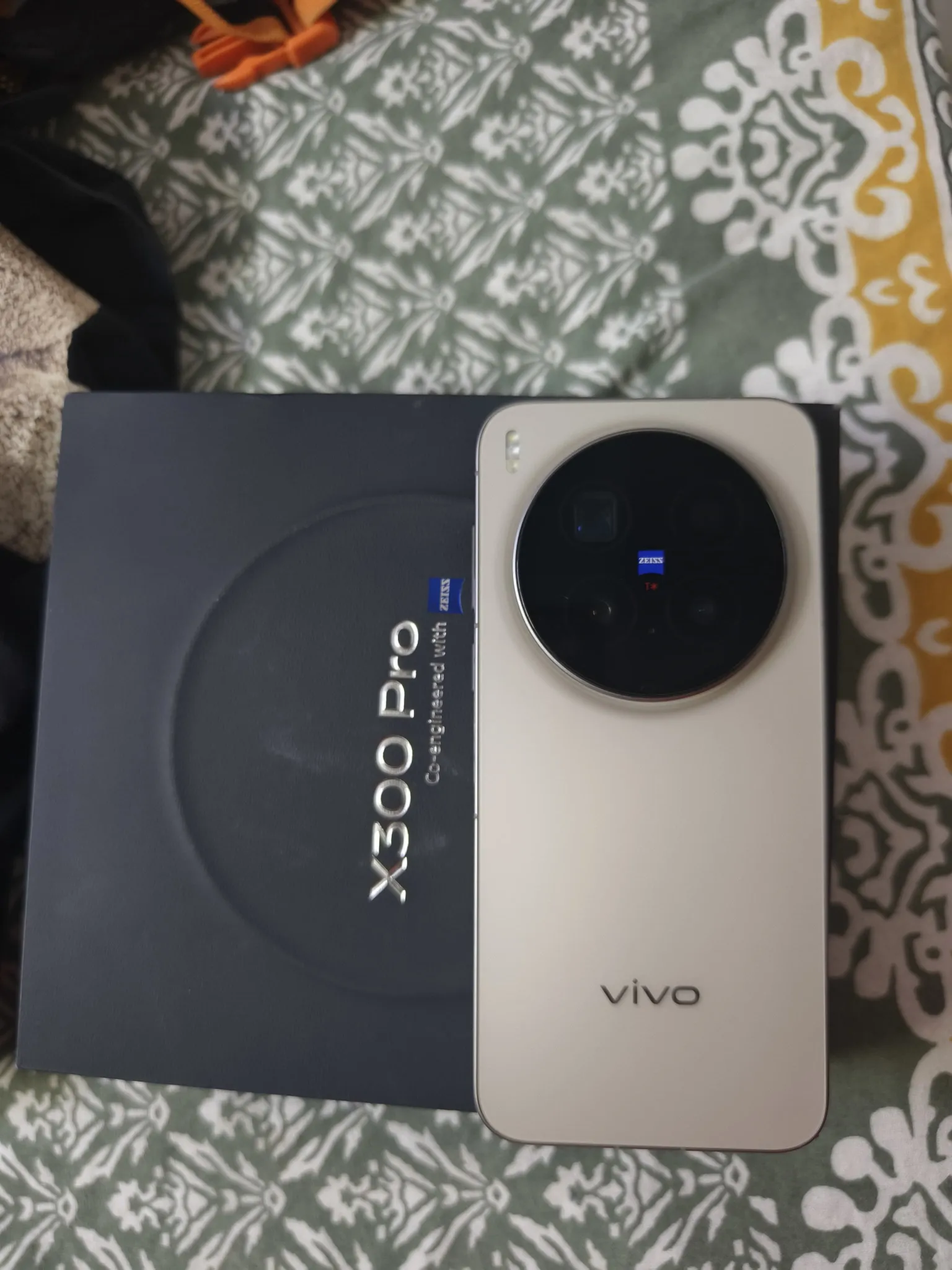 Buy used Vivo X300 Pro Used Smartphone Gold 16GB RAM 512GB Storage online on Resellpur