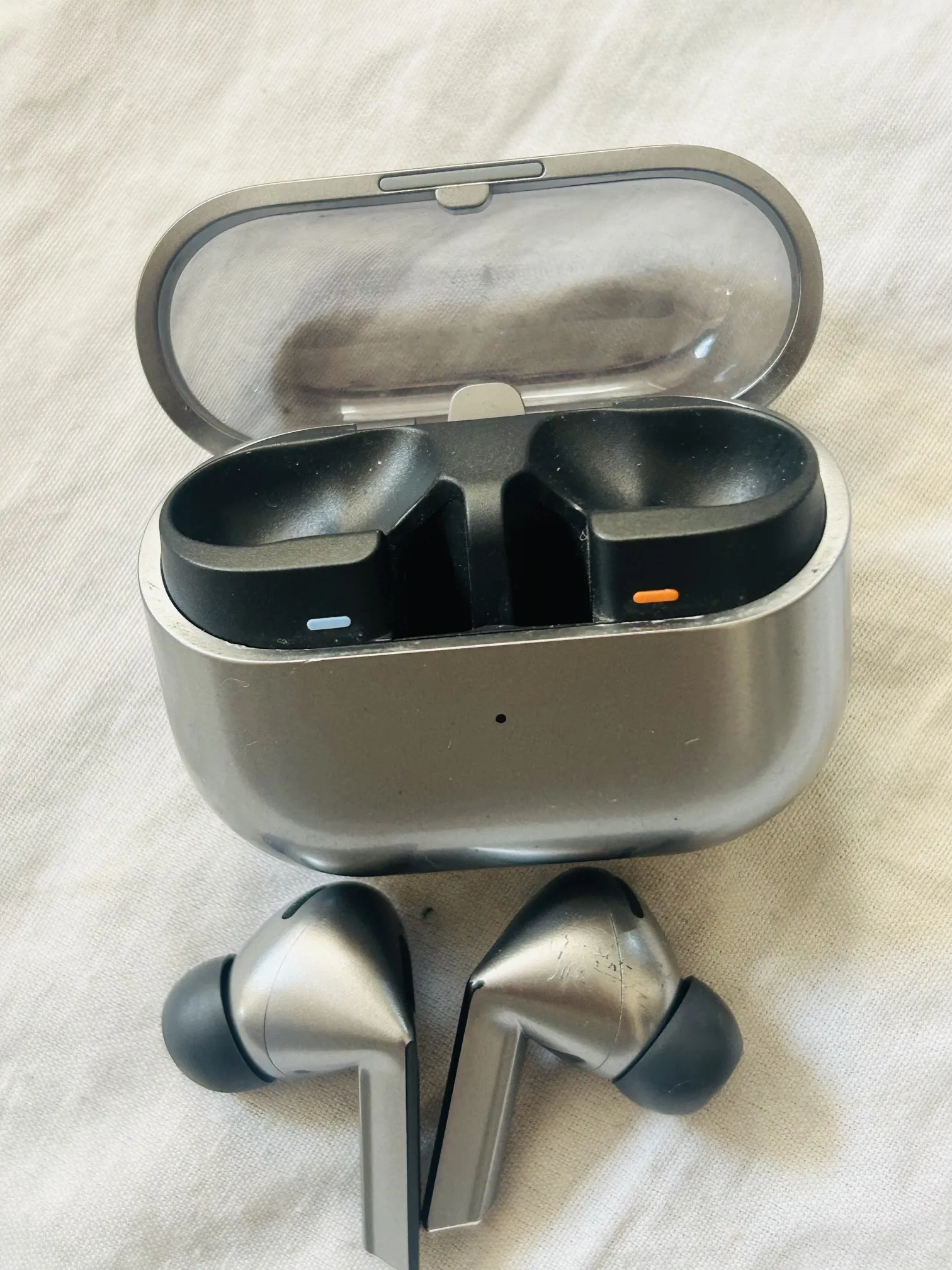 Sold second hand Samsung Galaxy Buds3 Pro Good Condition Silver/grey Metallic on Resellpur