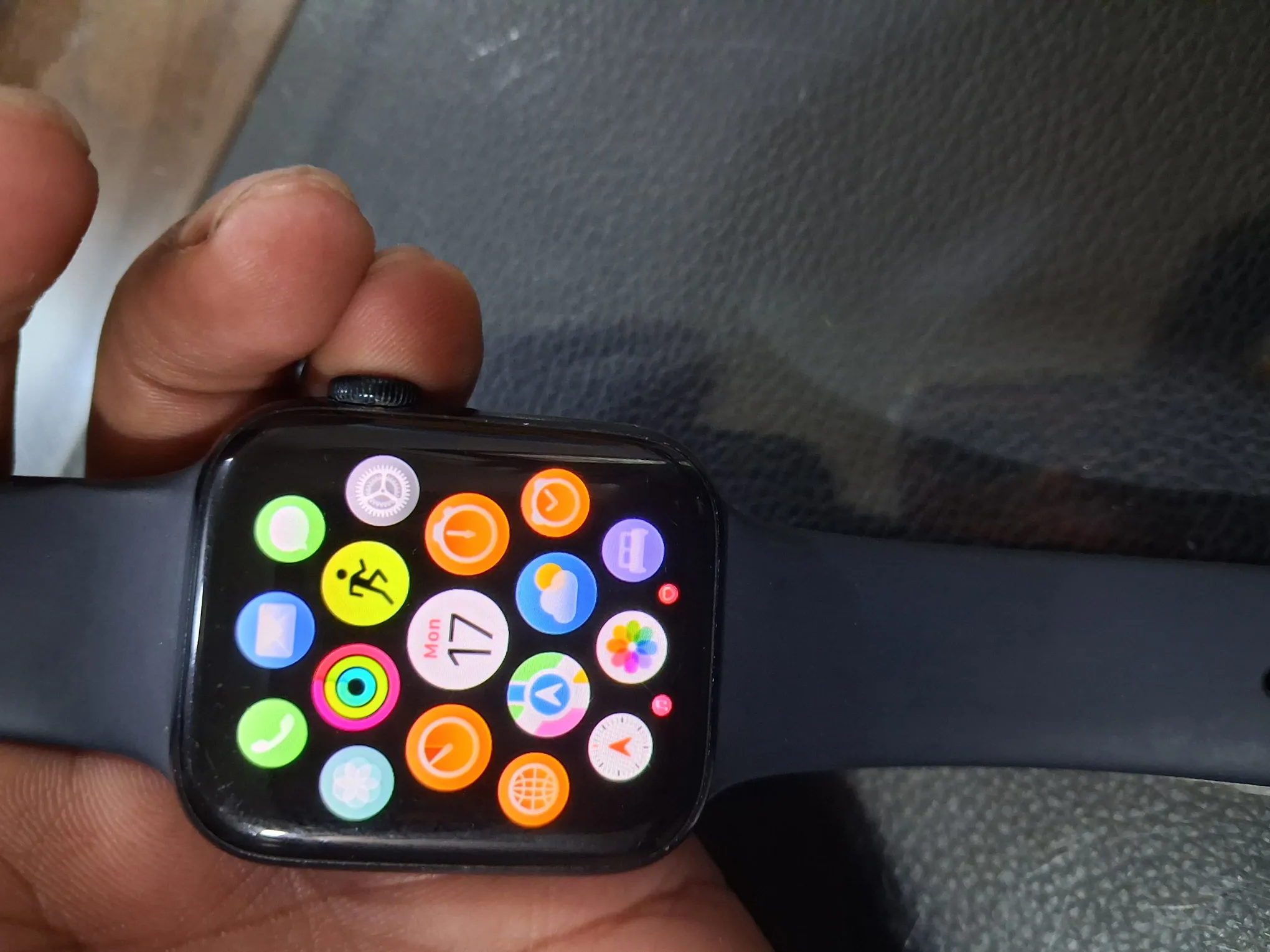 Buy used Apple Watch SE 44mm Cellular GPS+LTE Space Gray Good Condition online on Resellpur