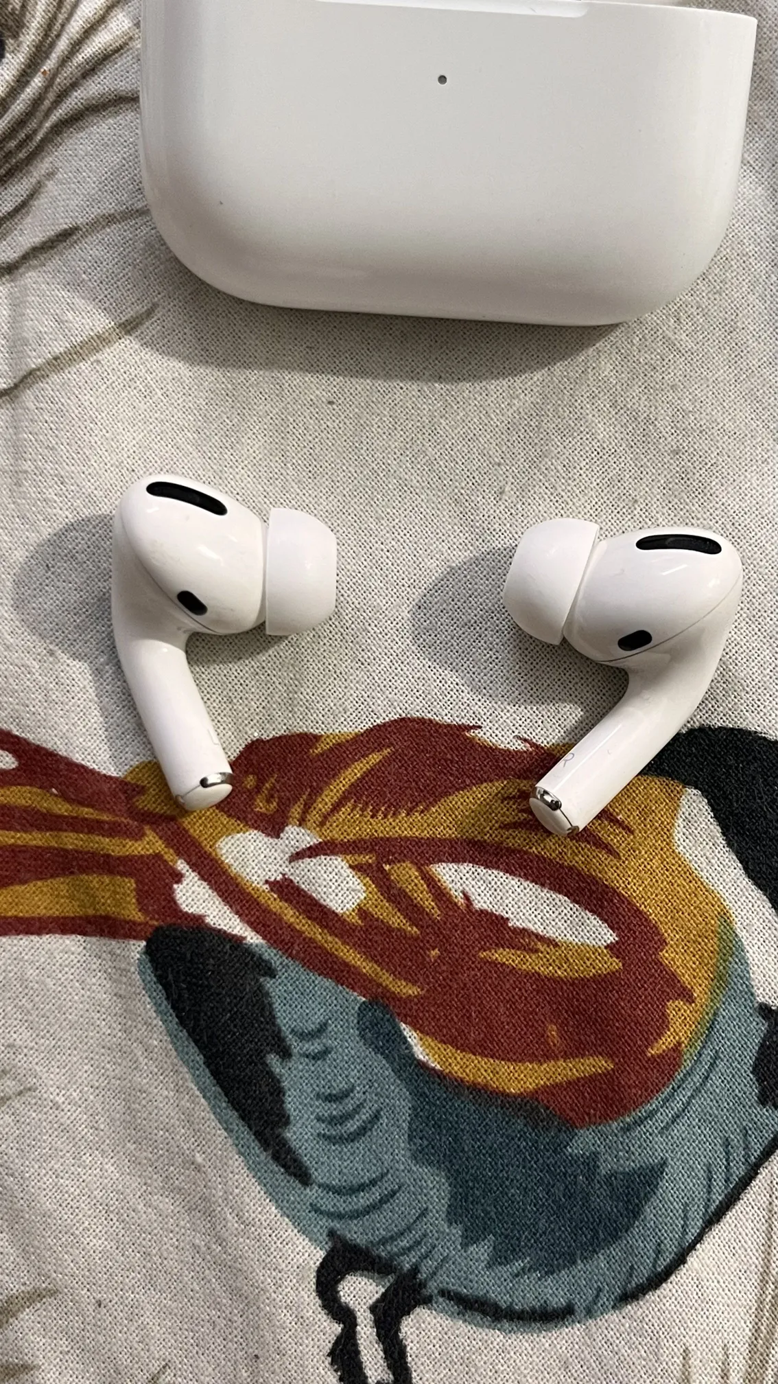 Buy used Apple Airpods Pro 1 Magsafe Wireless Charging White online on Resellpur