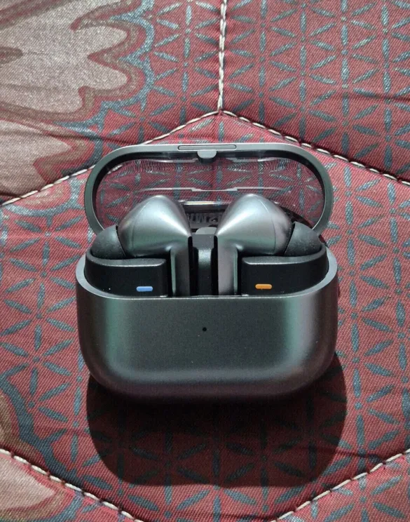 Sold second hand Samsung Galaxy Buds3 Pro Mint Condition Wireless Earbuds Grey on Resellpur