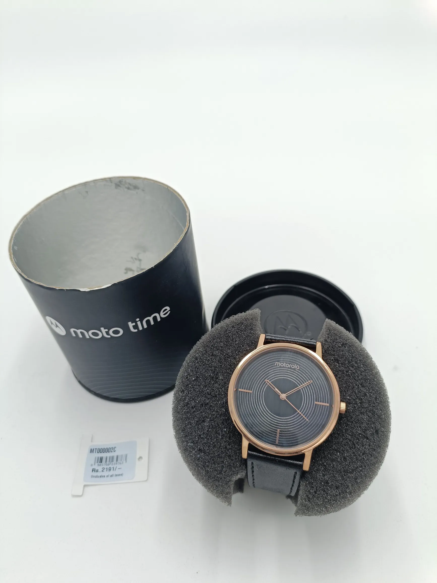 Motorola Men's Analog Watch With Leather Strap - Elegant Design