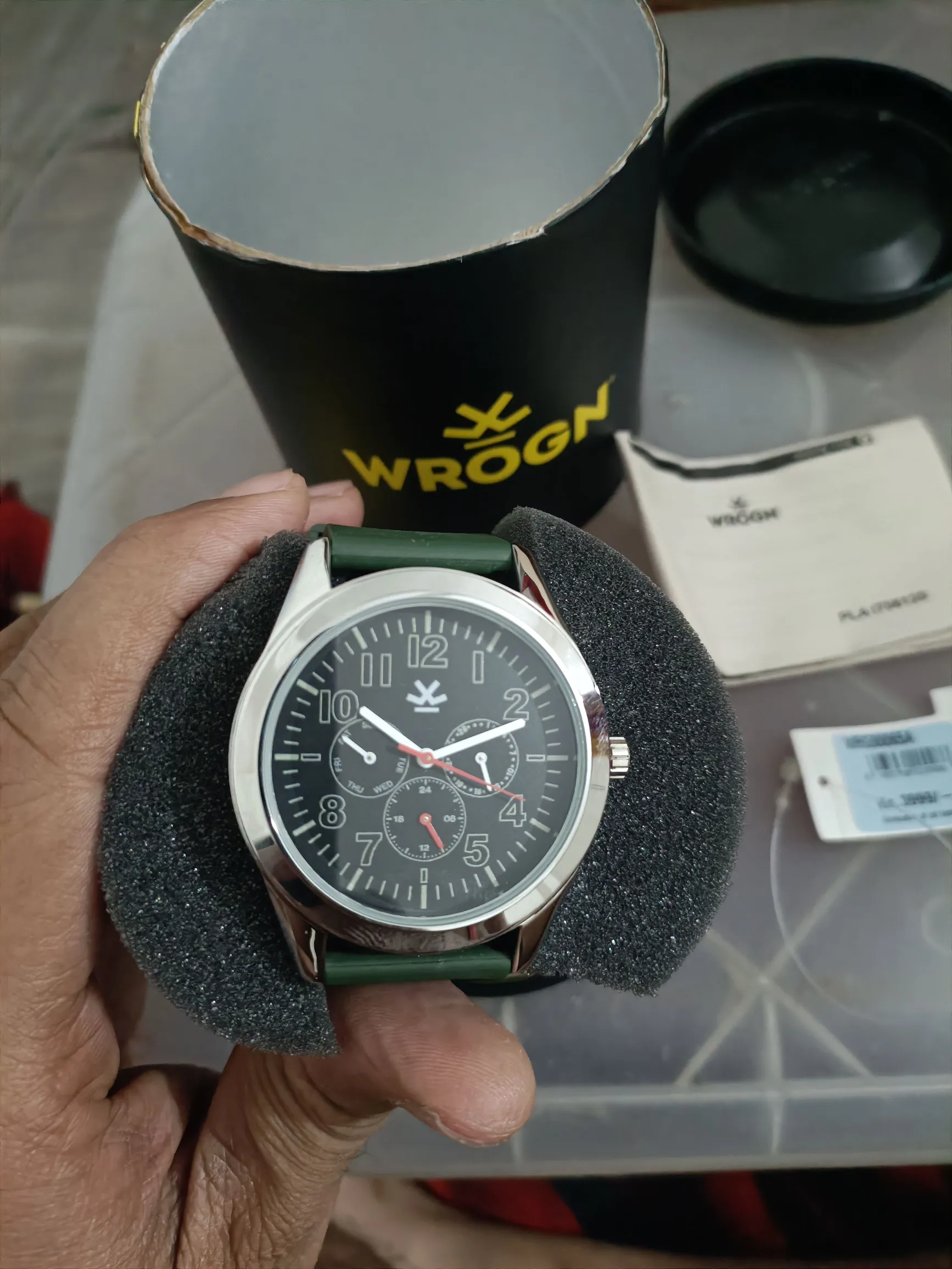 Elegant Men's Analog Watch With Rubber Strap - Black