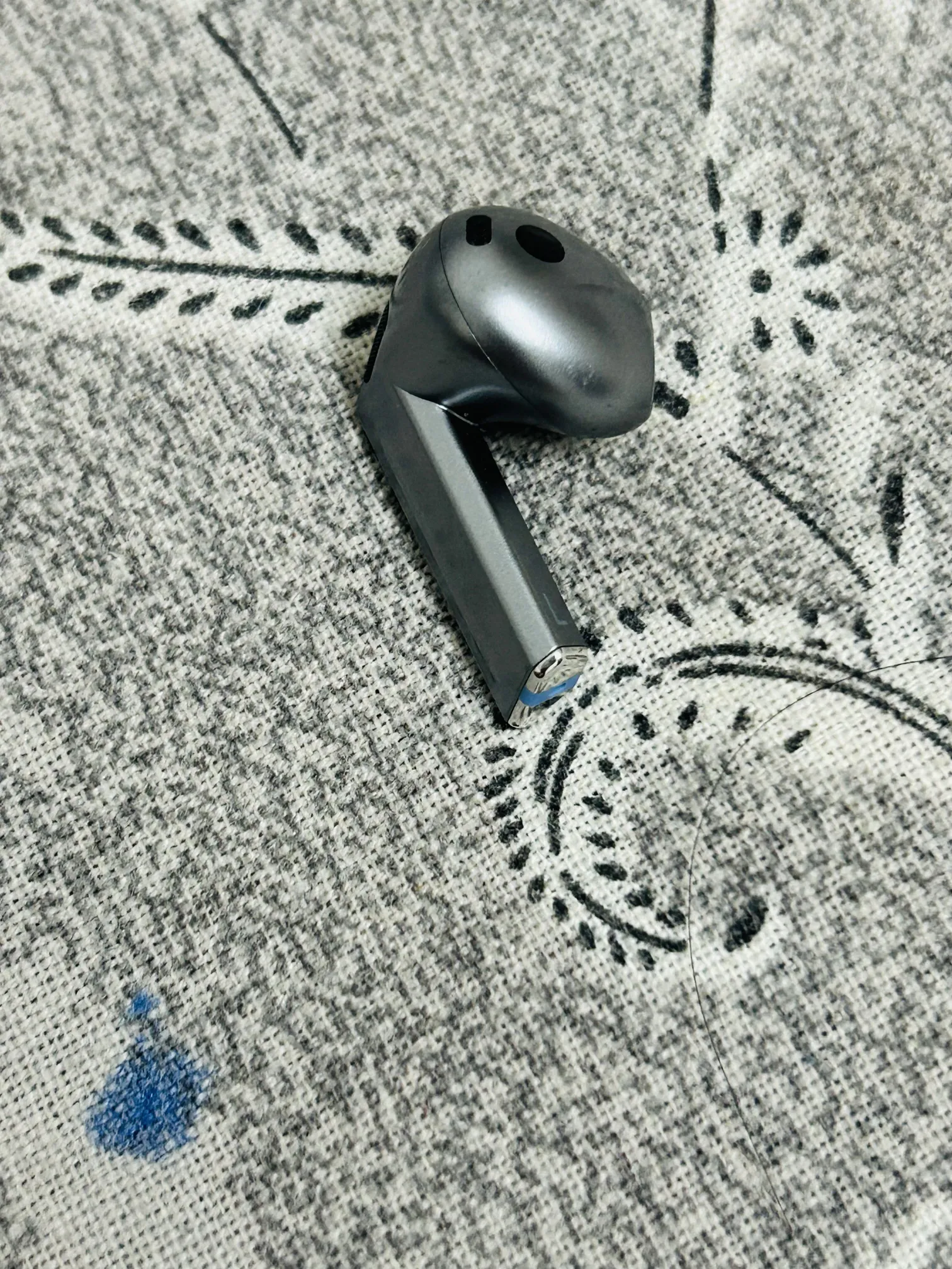 Buy used Samsung Galaxy Buds3 Left Earbud, Good Condition, Dark Grey online on Resellpur