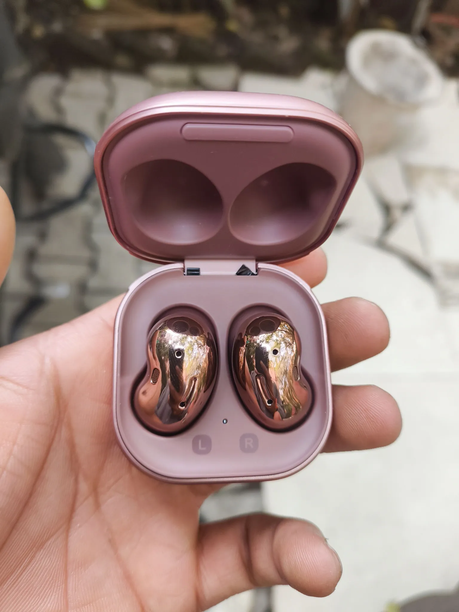 Sold second hand Samsung Galaxy Buds Live - Fully Working - Wireless Earbuds - Mystic Bronze on Resellpur