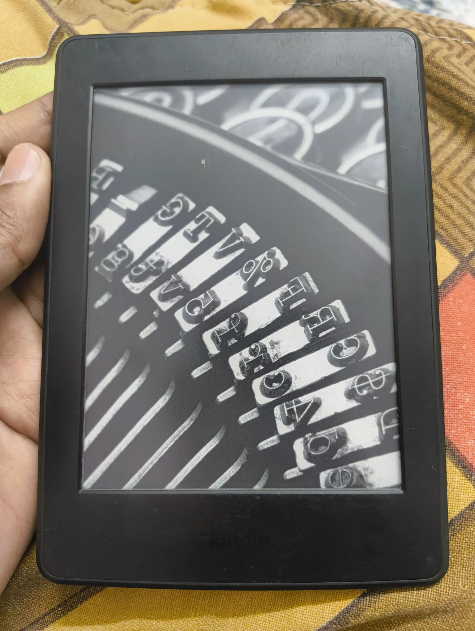 Buy used Amazon Kindle Paperwhite 7th Gen - Good Condition - Black - 2.56 GB Storage - Functional With Minor Screen Patch online on Resellpur