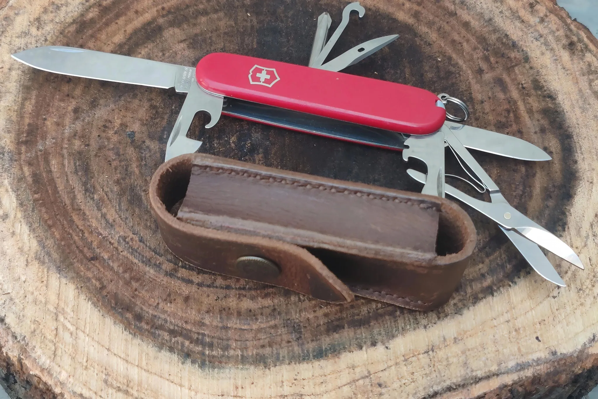 Buy used Victorinox Super Tinker Multitool 9/10 Red Leather Case Included online on Resellpur