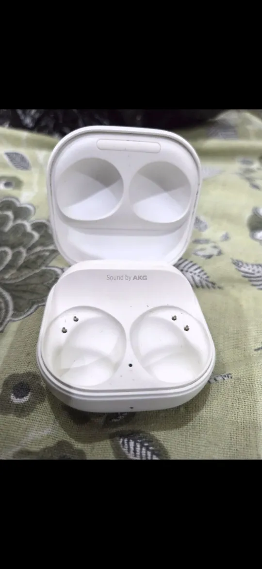 Buy used Samsung Galaxy Buds 2 Charging Case White Good Condition online on Resellpur