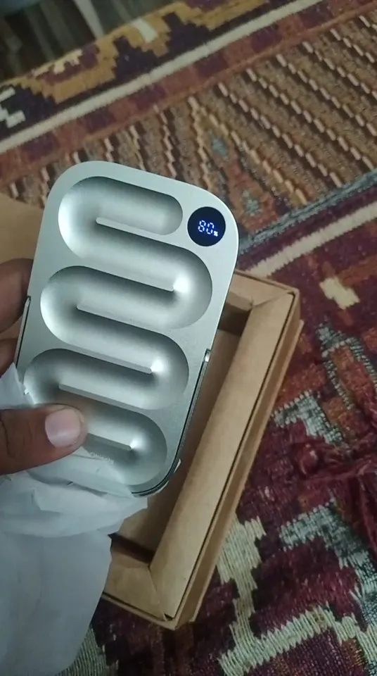 Dailyobjects Loop Power Bank | New | Electronics | Silver | 10000 Mah | Magsafe Compatible