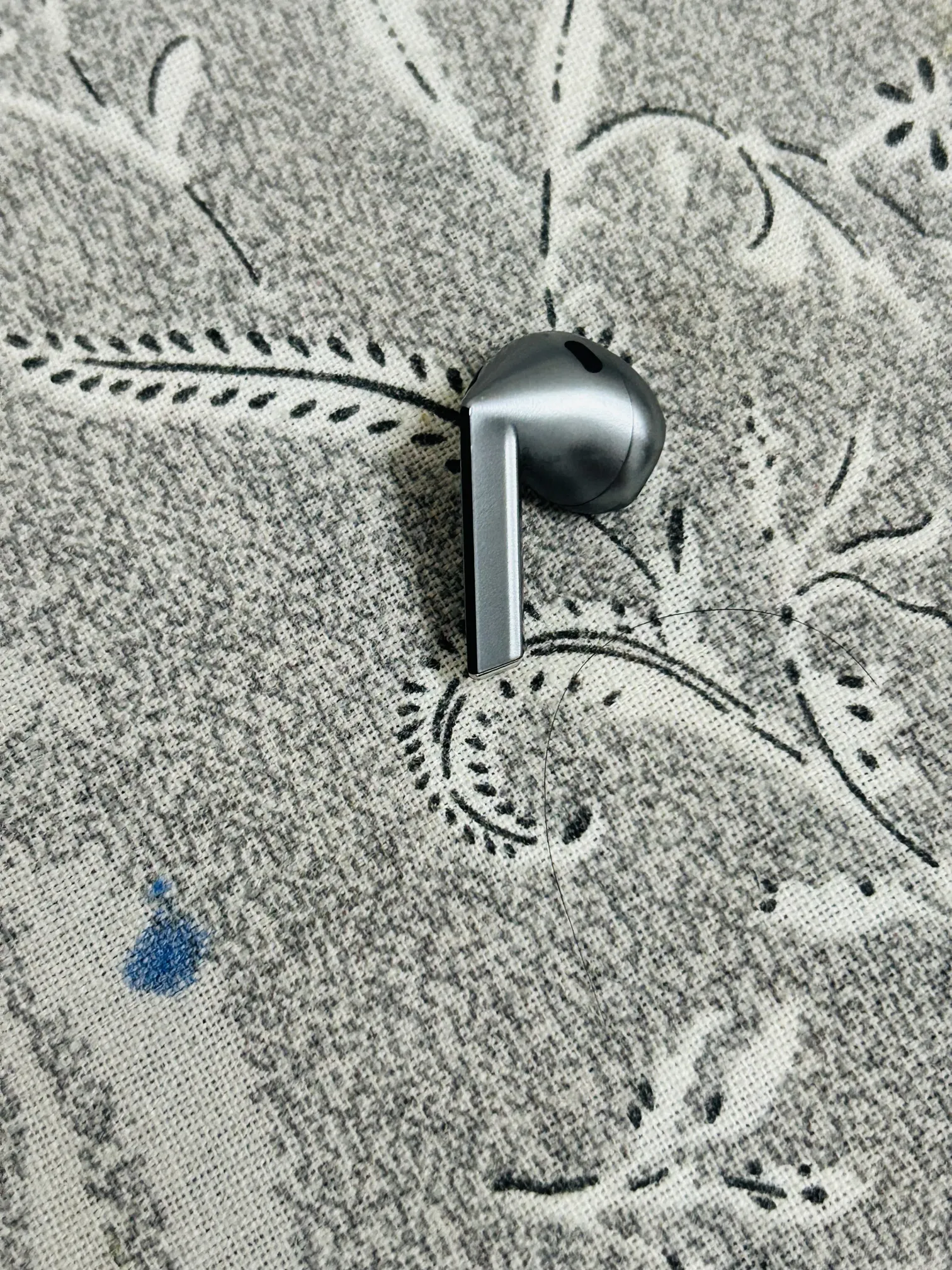 Buy used Samsung Galaxy Buds3 Right Earbud, Good Condition, Grey online on Resellpur