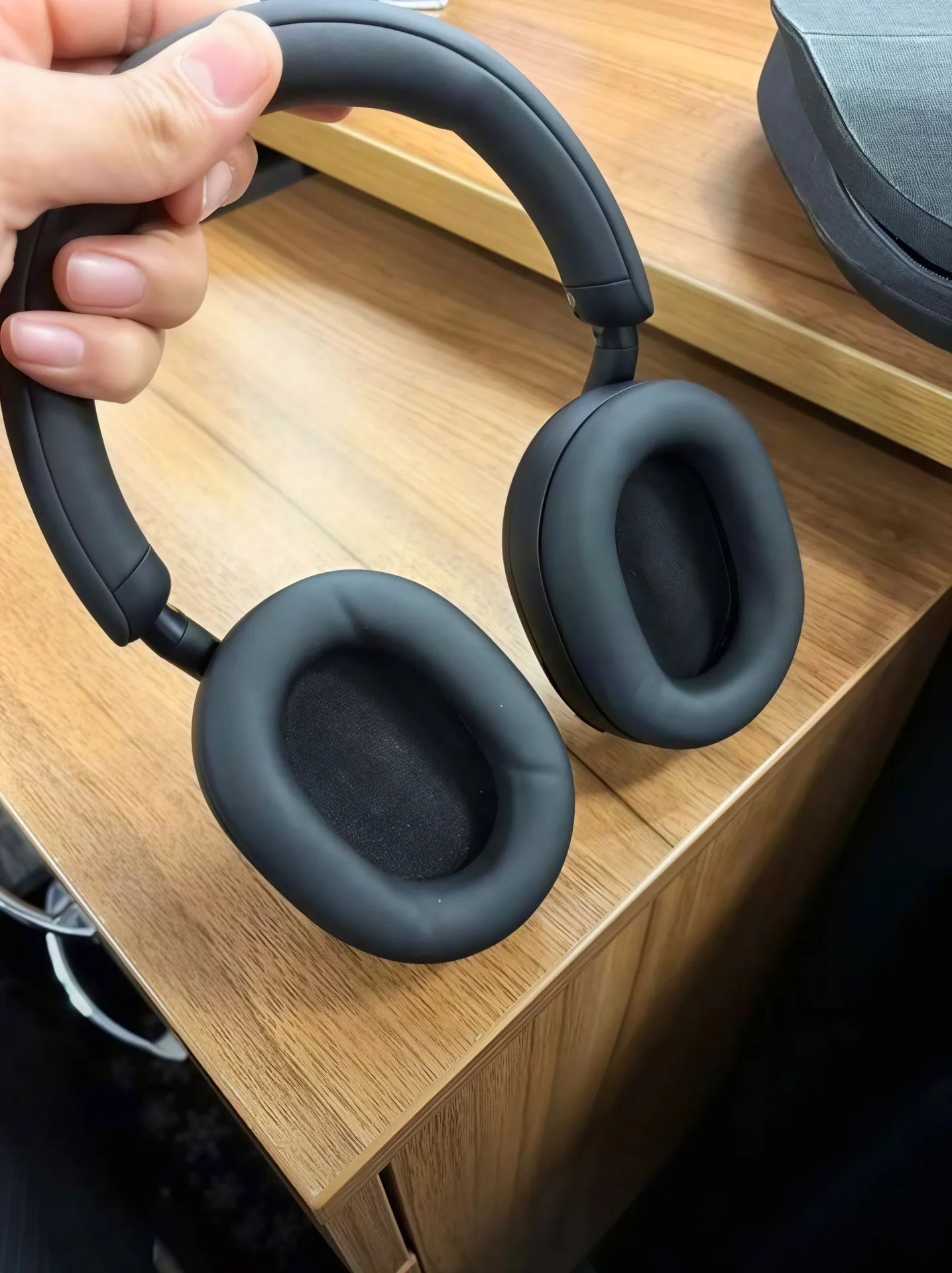 Buy used Sony WH1000-XM5 Headphones - Brand New - Black - Under Warranty online on Resellpur