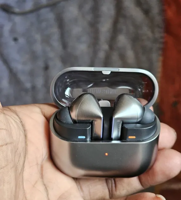 Buy used Samsung Galaxy Buds3 Pro - Used - Unisex - Earbuds - Gray - online on Resellpur