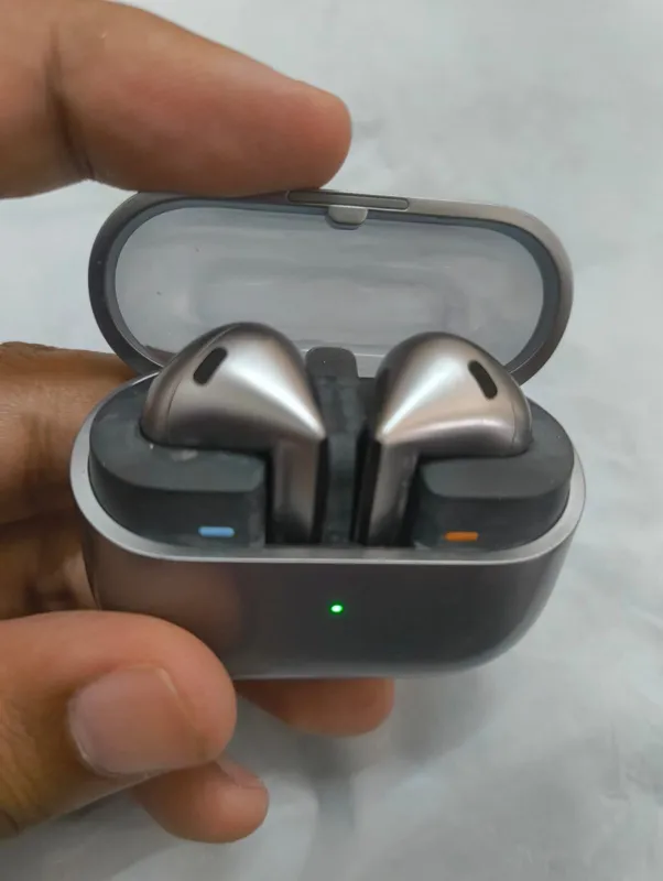 Buy used Samsung Galaxy Buds3 - Used - Unisex - Earbuds - Silver - - AI Sound Customization online on Resellpur