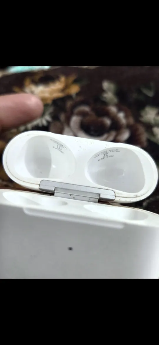 Sold second hand Apple Airpods 3 Charging Case White on Resellpur