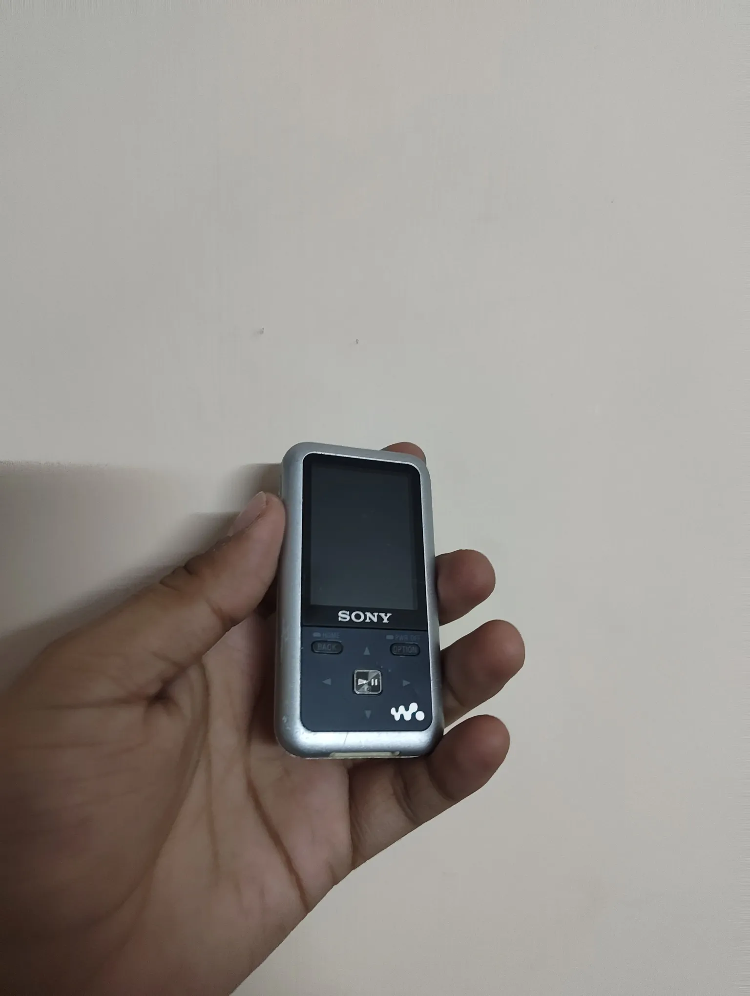 Buy used Sony Walkman NWZ-S615F 2GB MP3 Player Silver Vintage online on Resellpur