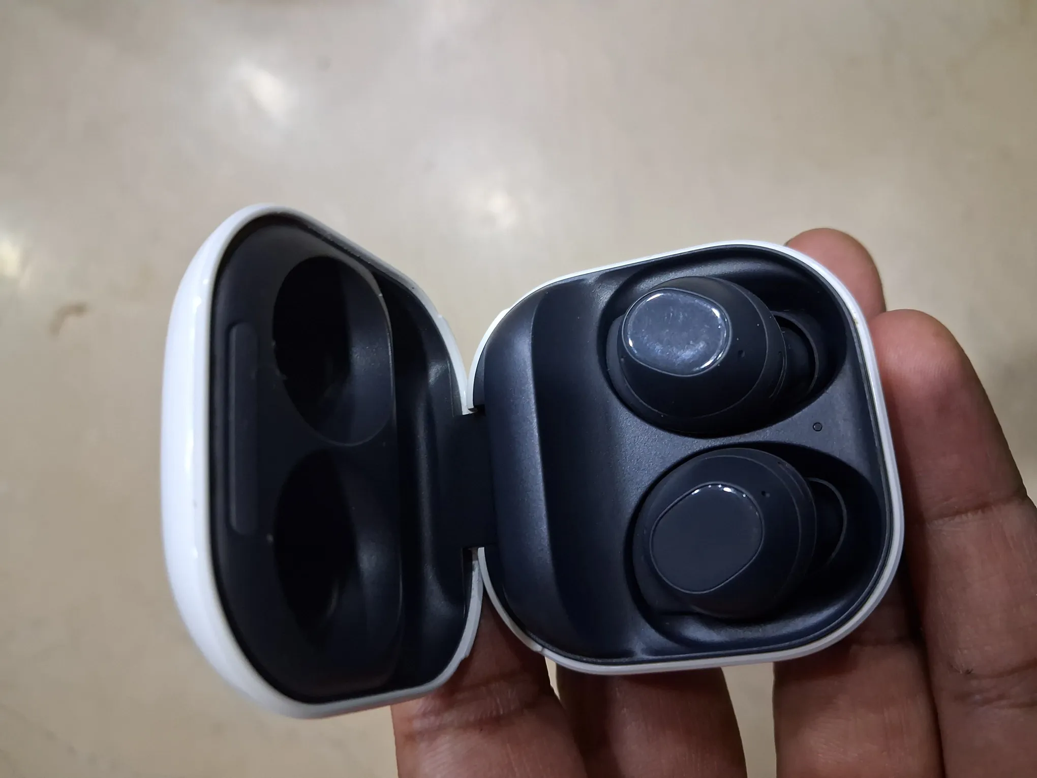 Sold second hand Samsung Galaxy Buds FE Wireless Earbuds White Like New on Resellpur
