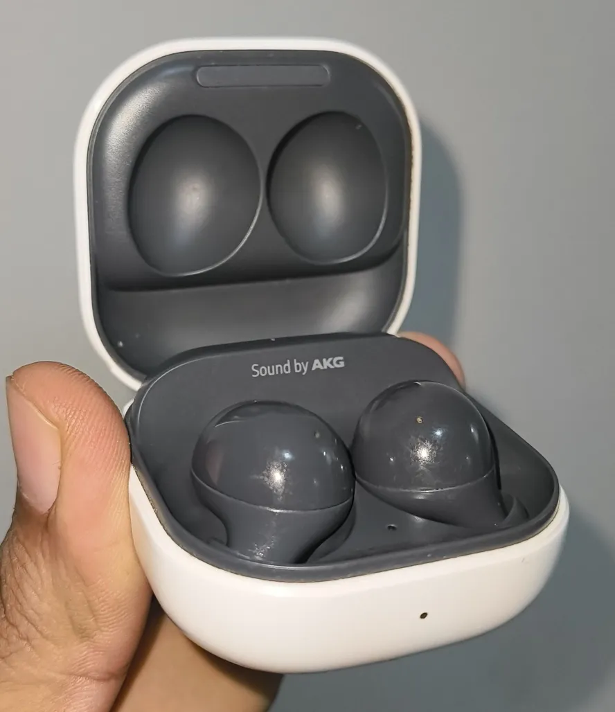 Samsung Buds 2 Used Wireless Earbuds White With Charging Wires