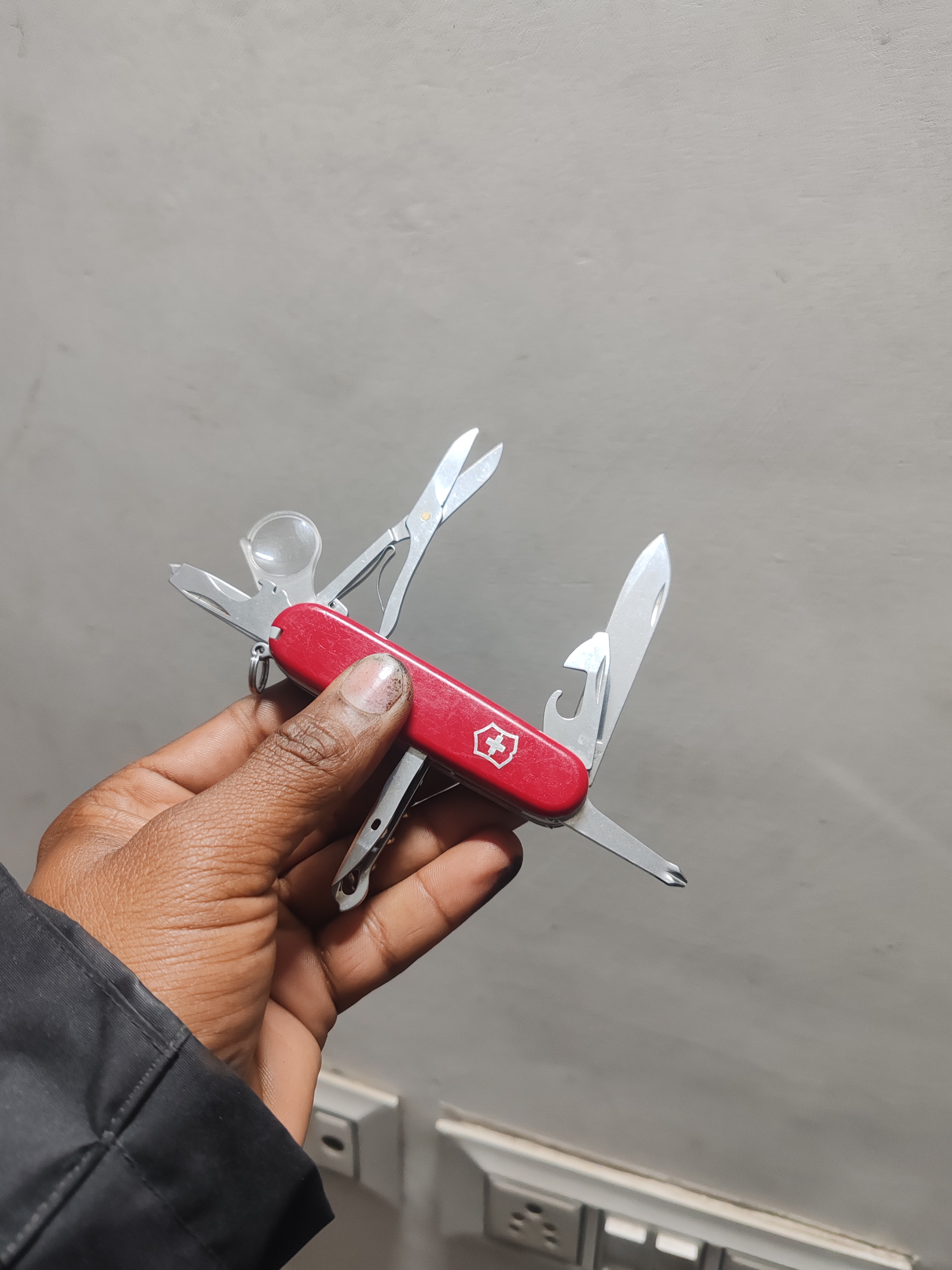 Buy verified used Victorinox Explorer Used EDC Multitool Red online on Resellpur