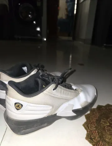 Jordan Max Aura 6 UK8 White Sneakers - Cleanable Condition